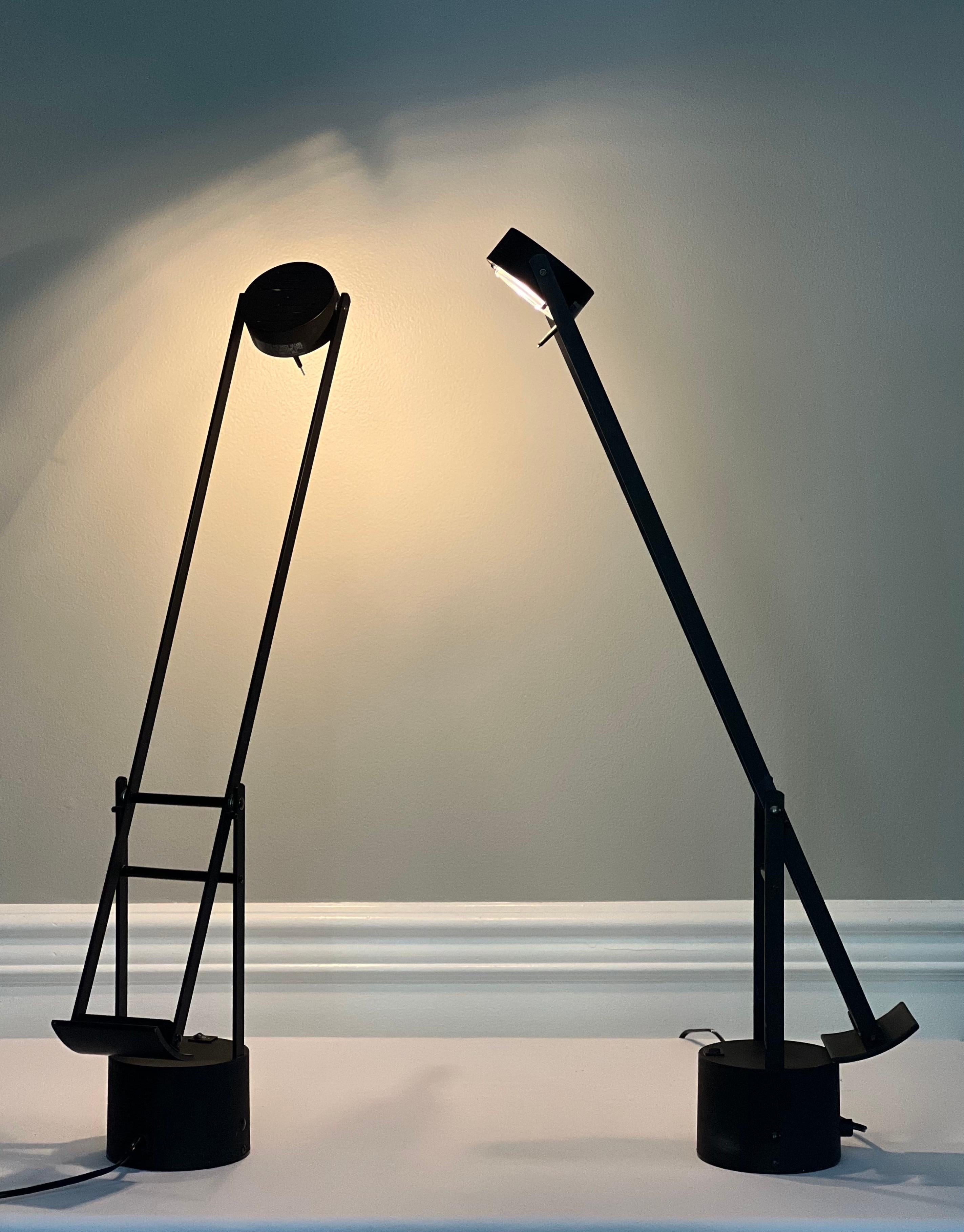 Paire de lampes de bureau halogènes modernistes noires des années 1980 en vente 8