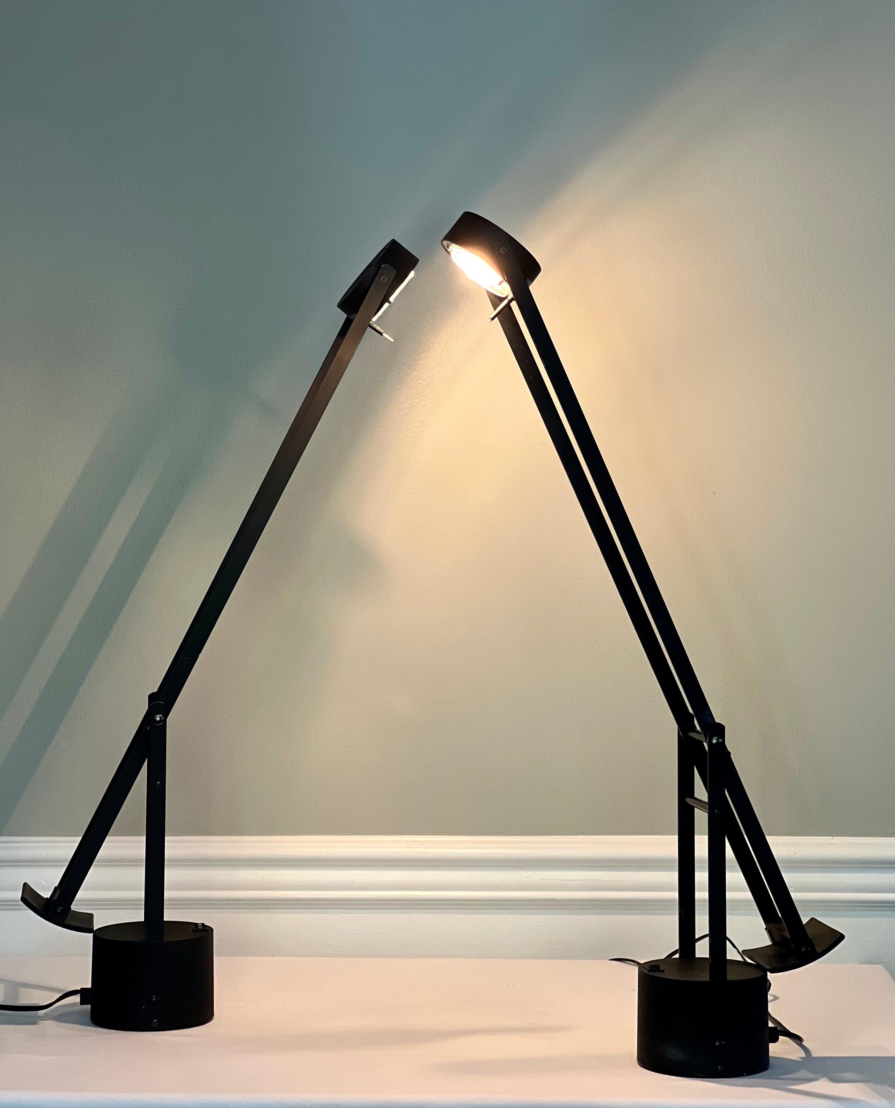 Paire de lampes de bureau halogènes modernistes noires des années 1980 en vente 9