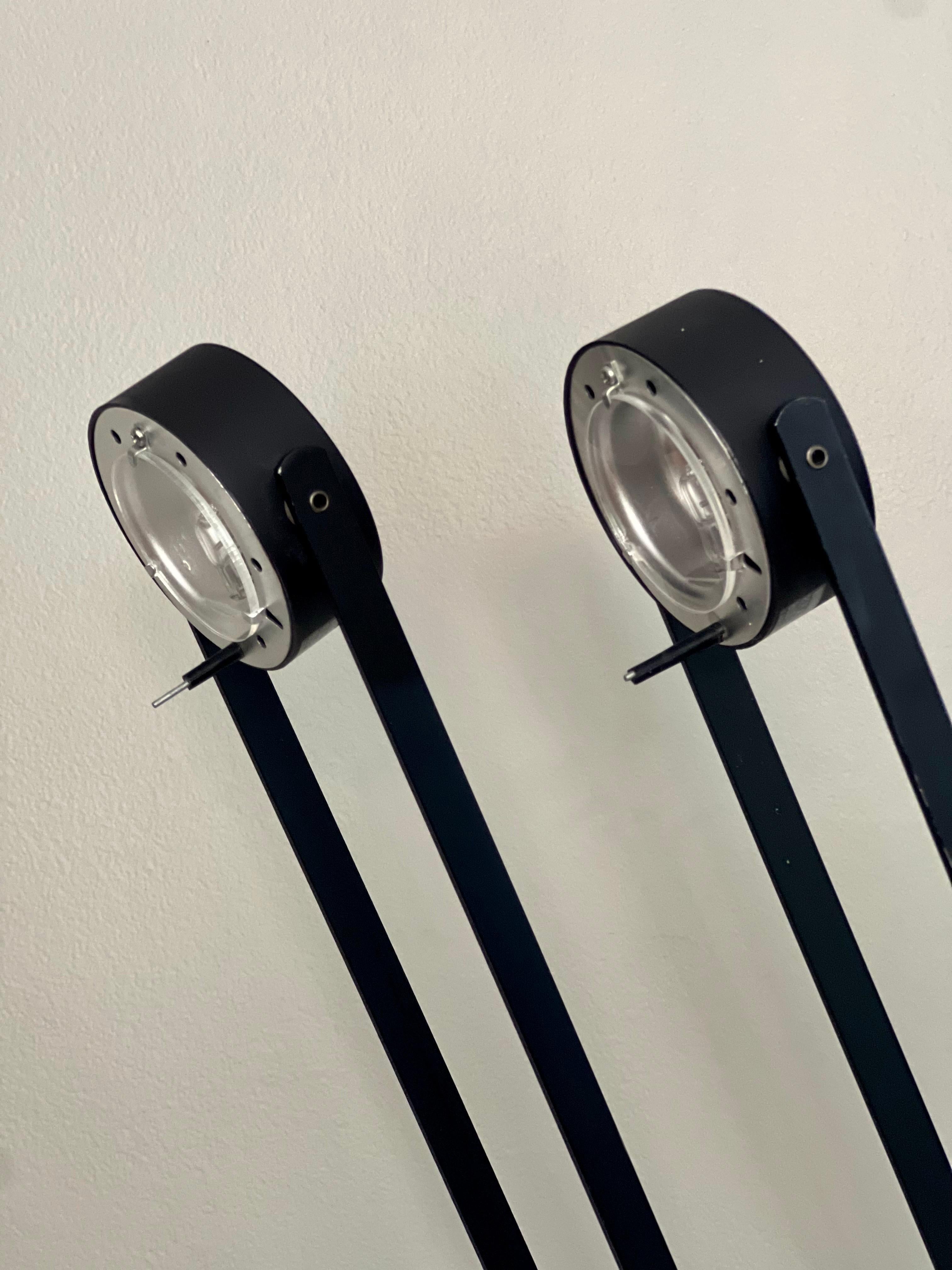 Paire de lampes de bureau halogènes modernistes noires des années 1980 en vente 10