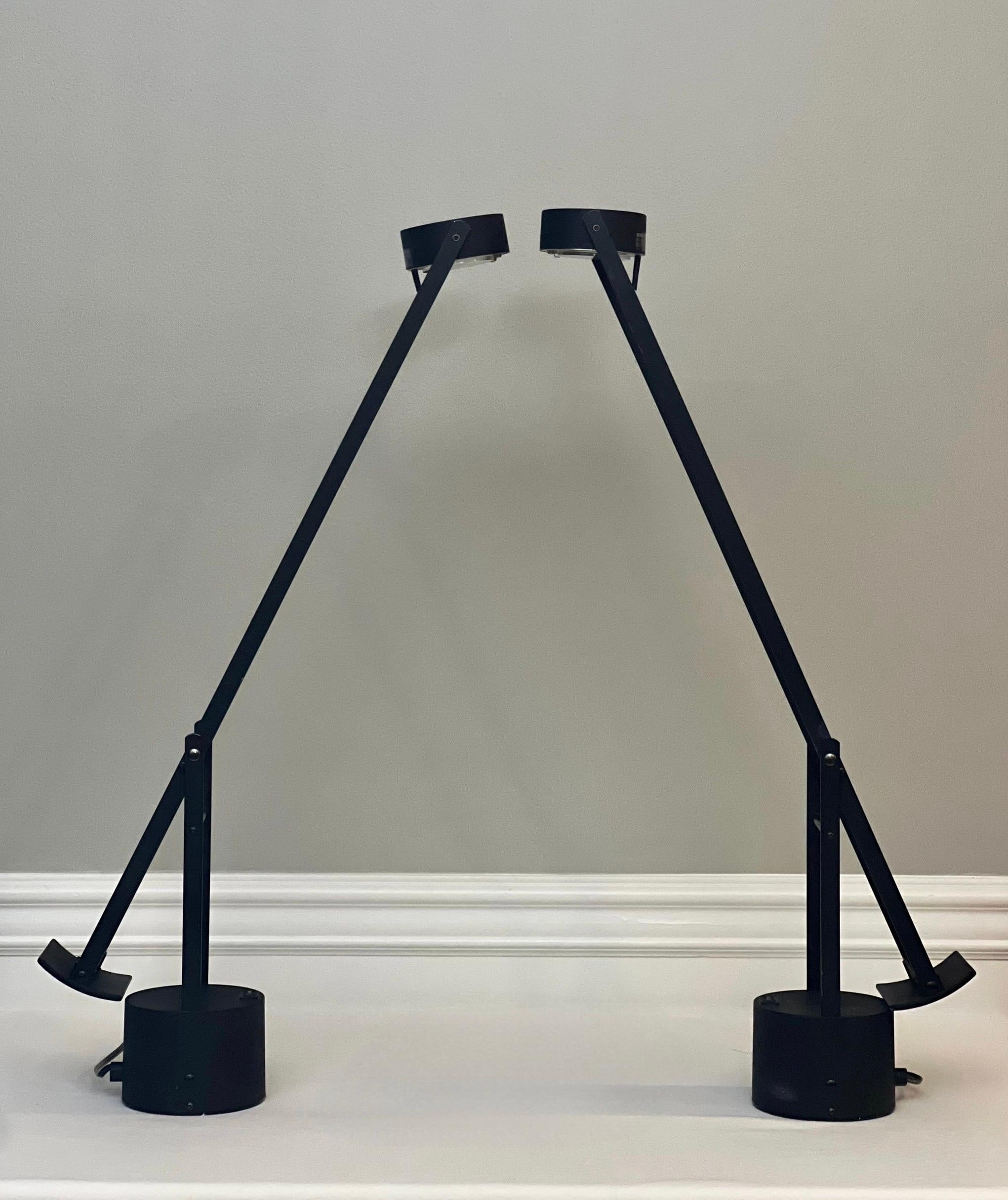 Lampe de bureau halogène noire vintage des années 1980 avec bras de contrepoids.  La tête de la lampe articulée s'incline pour ajuster la Directional et le bras est entièrement mobile mais revient en position de repos contre le contrepoids.  Le