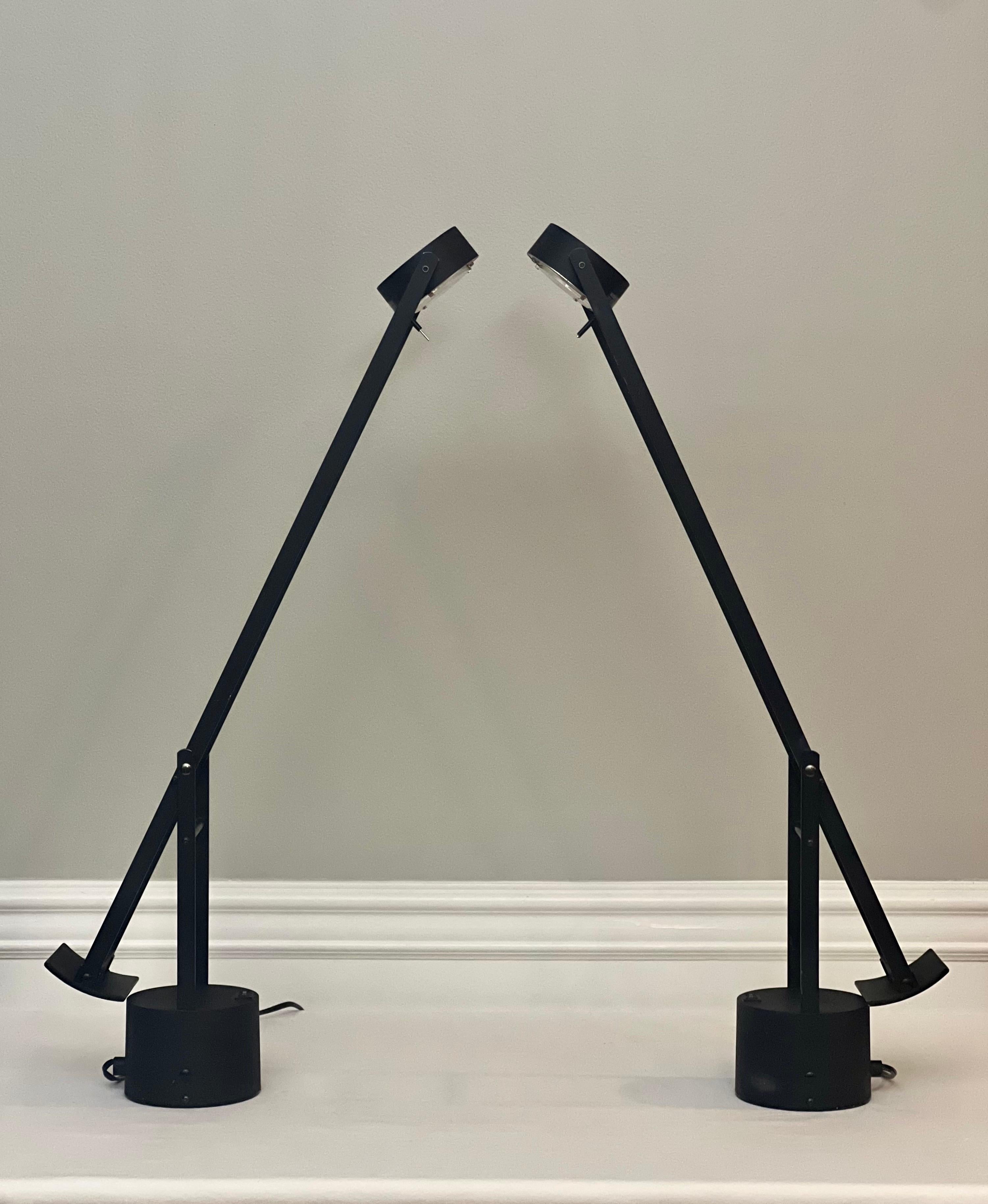 Moderne Paire de lampes de bureau halogènes modernistes noires des années 1980 en vente