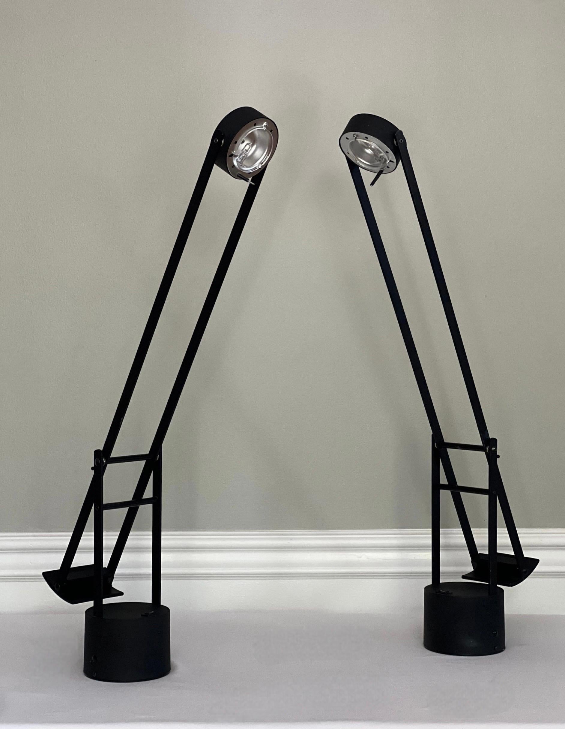 Paire de lampes de bureau halogènes modernistes noires des années 1980 Bon état - En vente à Doylestown, PA