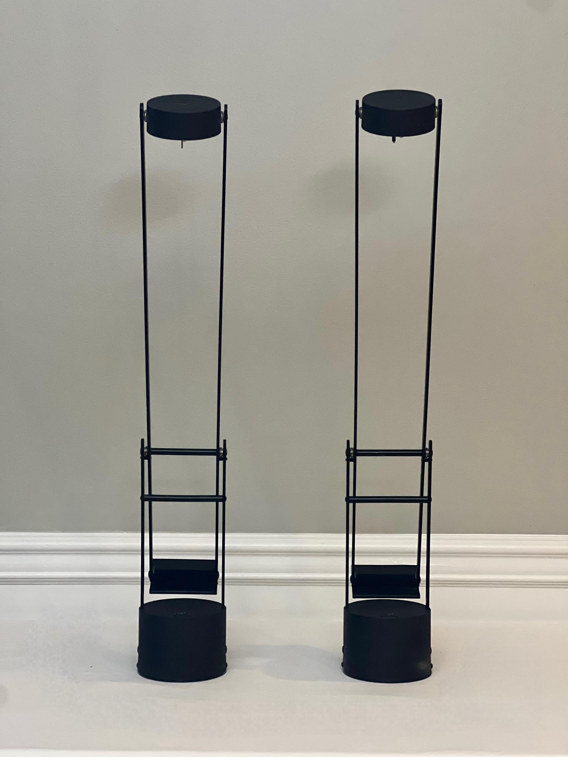 20ième siècle Paire de lampes de bureau halogènes modernistes noires des années 1980 en vente