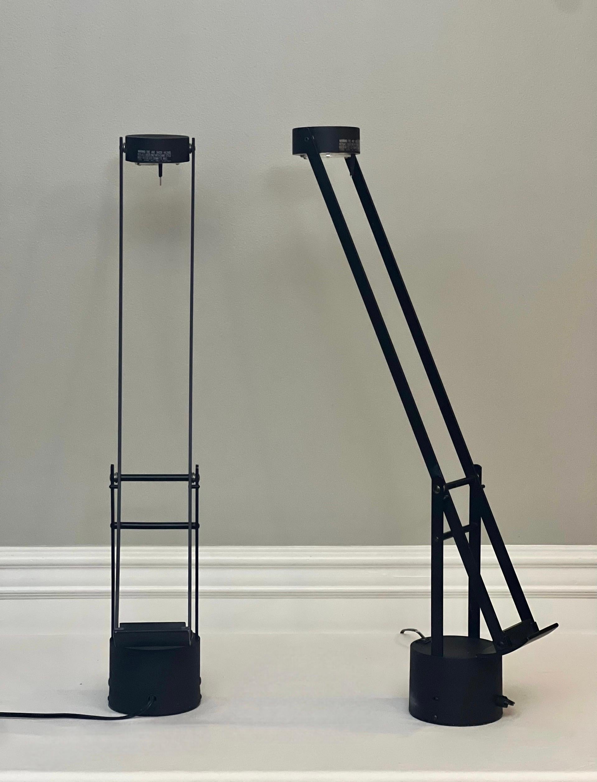 Métal Paire de lampes de bureau halogènes modernistes noires des années 1980 en vente