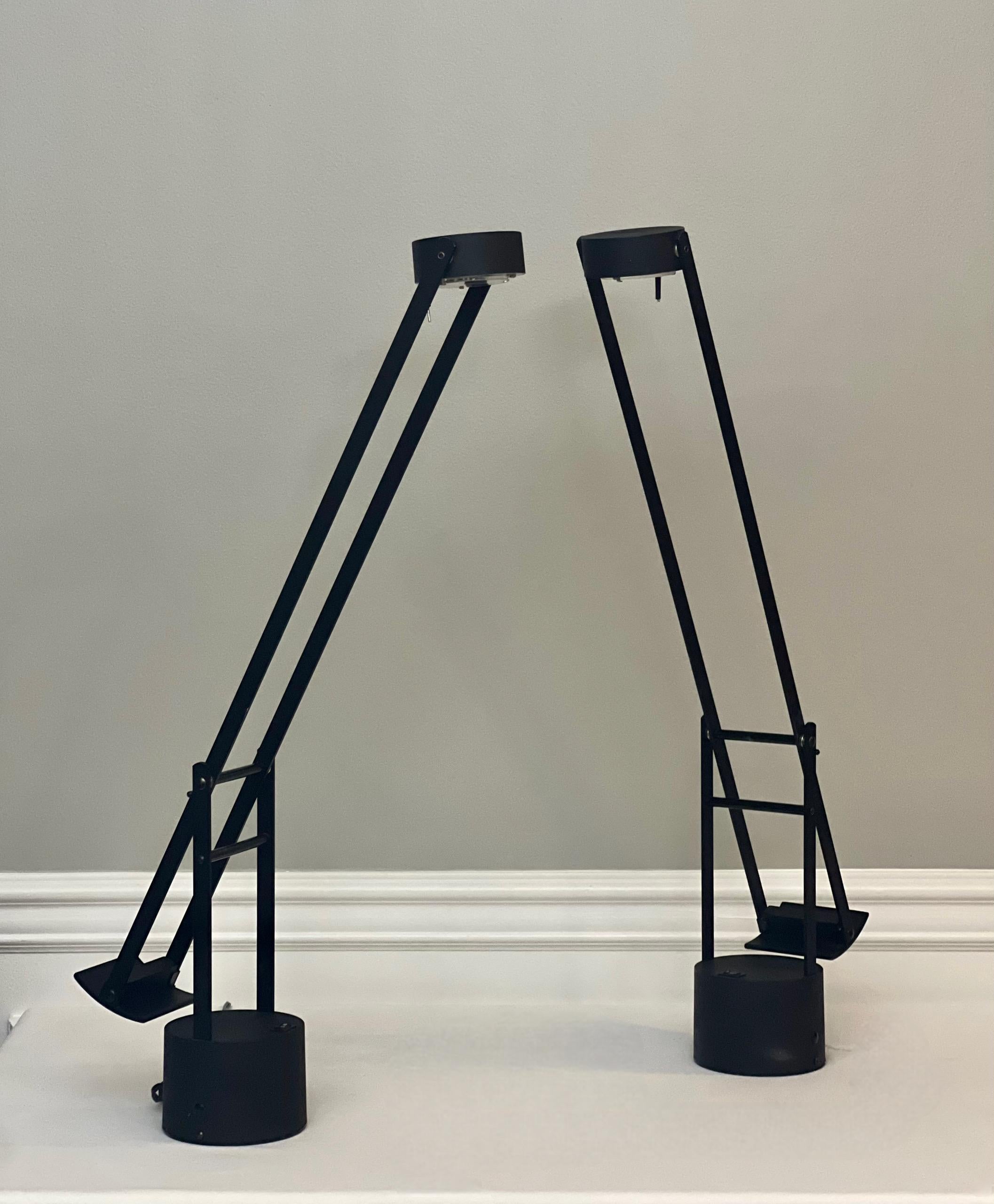 Paire de lampes de bureau halogènes modernistes noires des années 1980 en vente 1