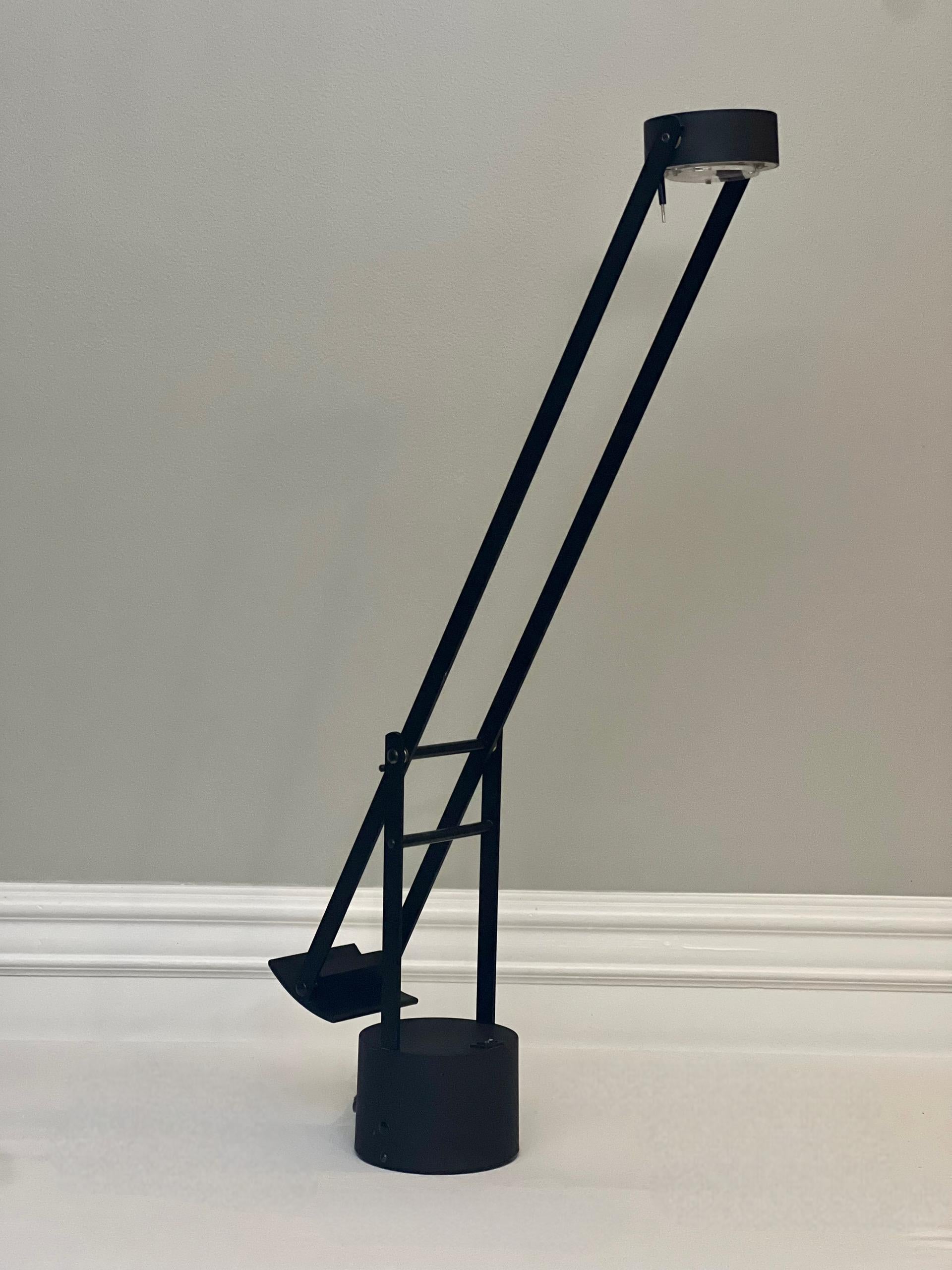 Paire de lampes de bureau halogènes modernistes noires des années 1980 en vente 2