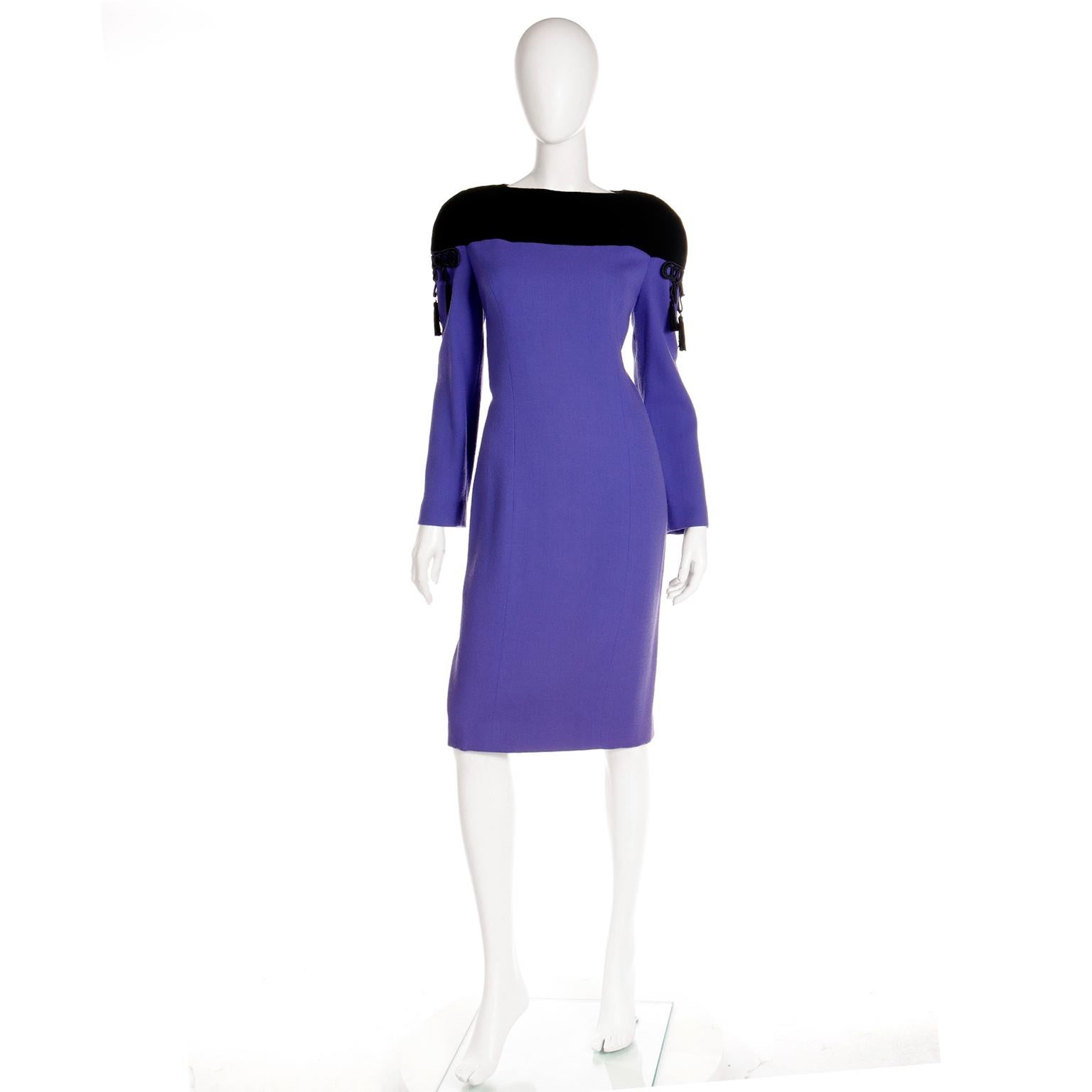 Cette robe fourreau vintage Bob Mackie violette est si unique avec le détail noir uni aux épaules qui est embelli avec un galon décoratif et des pompons noués avec des franges. Les détails de la tresse créent un effet de fausse soutache et les