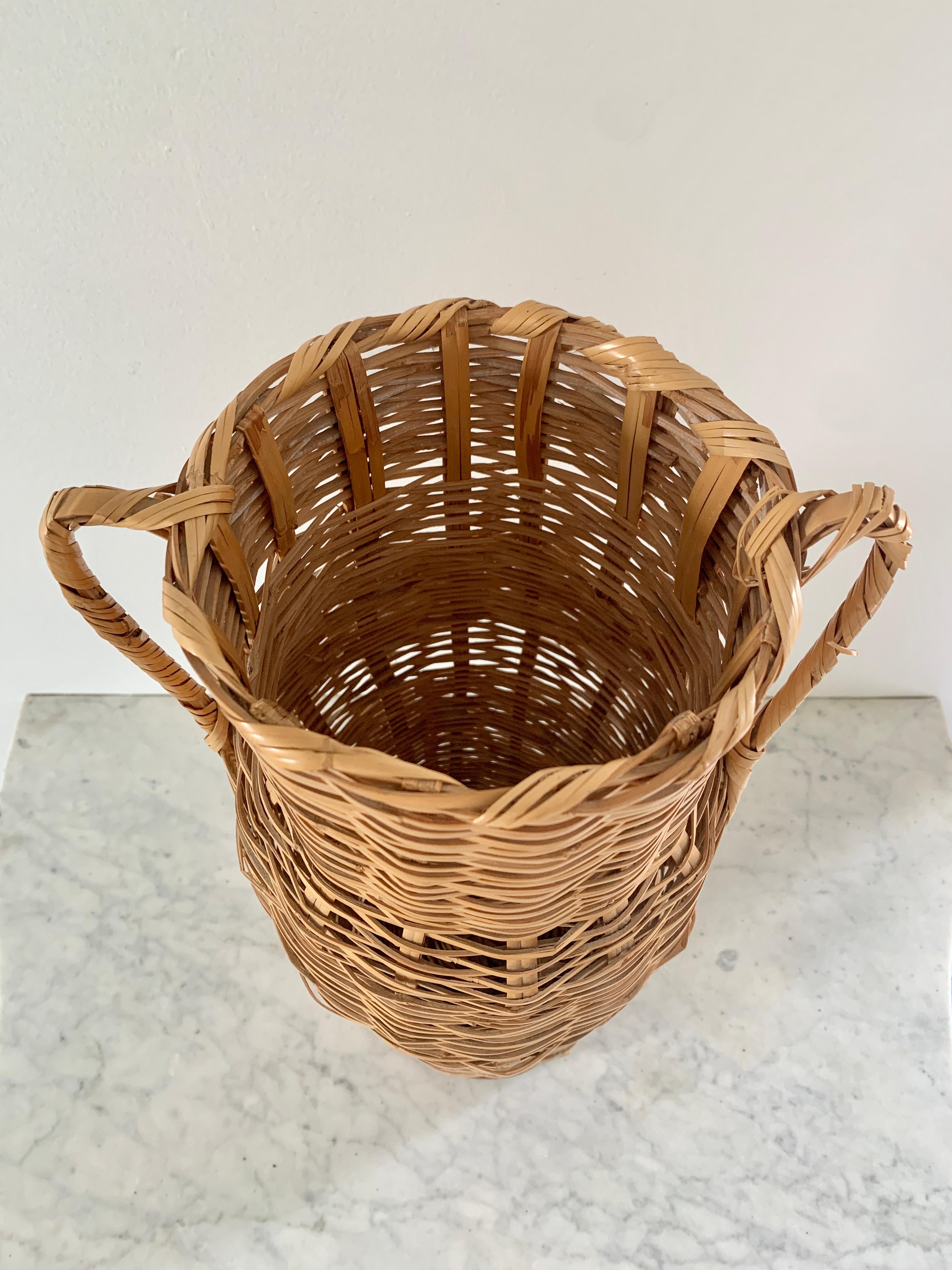 A charming Boho Chic woven wicker basket in the form of an Amphora vase

USA, circa 1980s

Measures: 10
