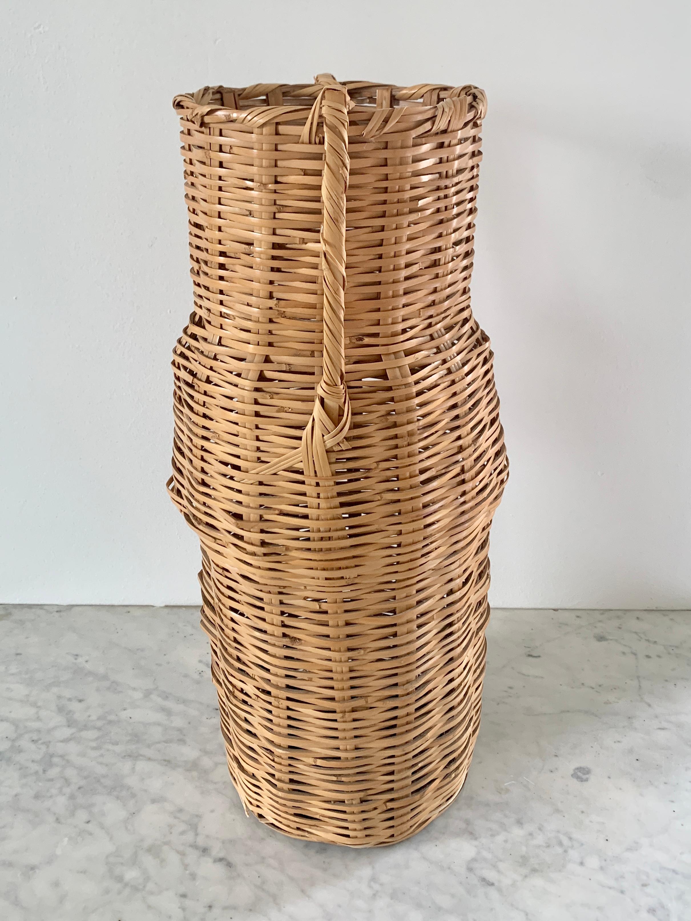 Vintage 1980s Boho Wicker Amphora Vase Basket In Good Condition For Sale In Elkhart, IN