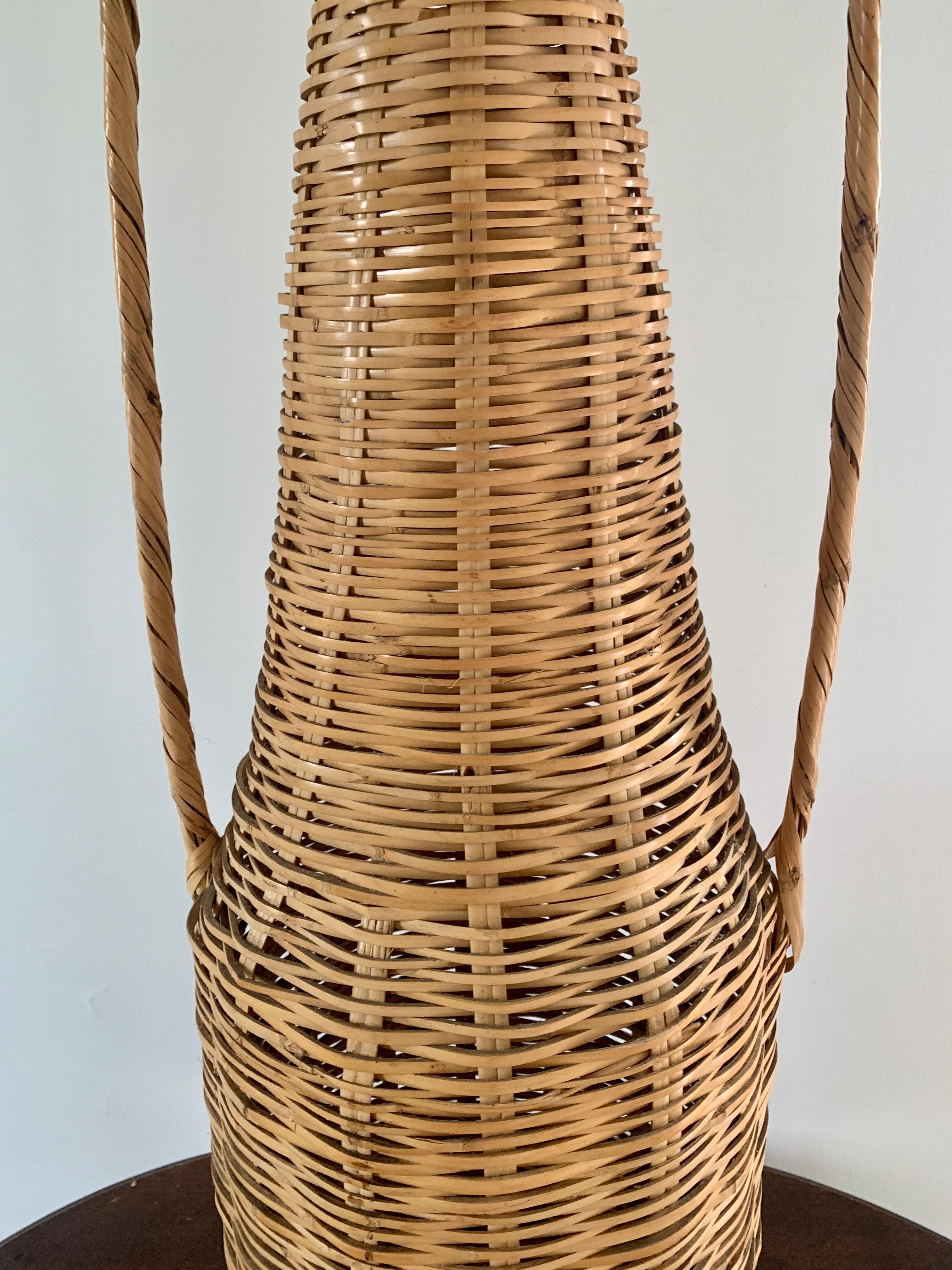 Américain Vintage 1980 Boho Wicker Floor Vase Basket en vente