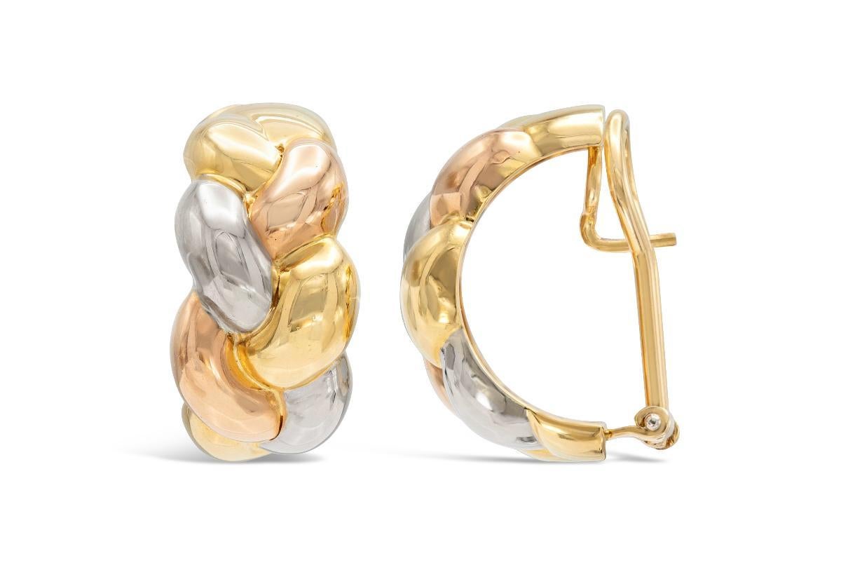 Vintage 1980er geflochtene dreifarbige goldene Huggie-Ohrringe im Zustand „Gut“ im Angebot in New York, NY