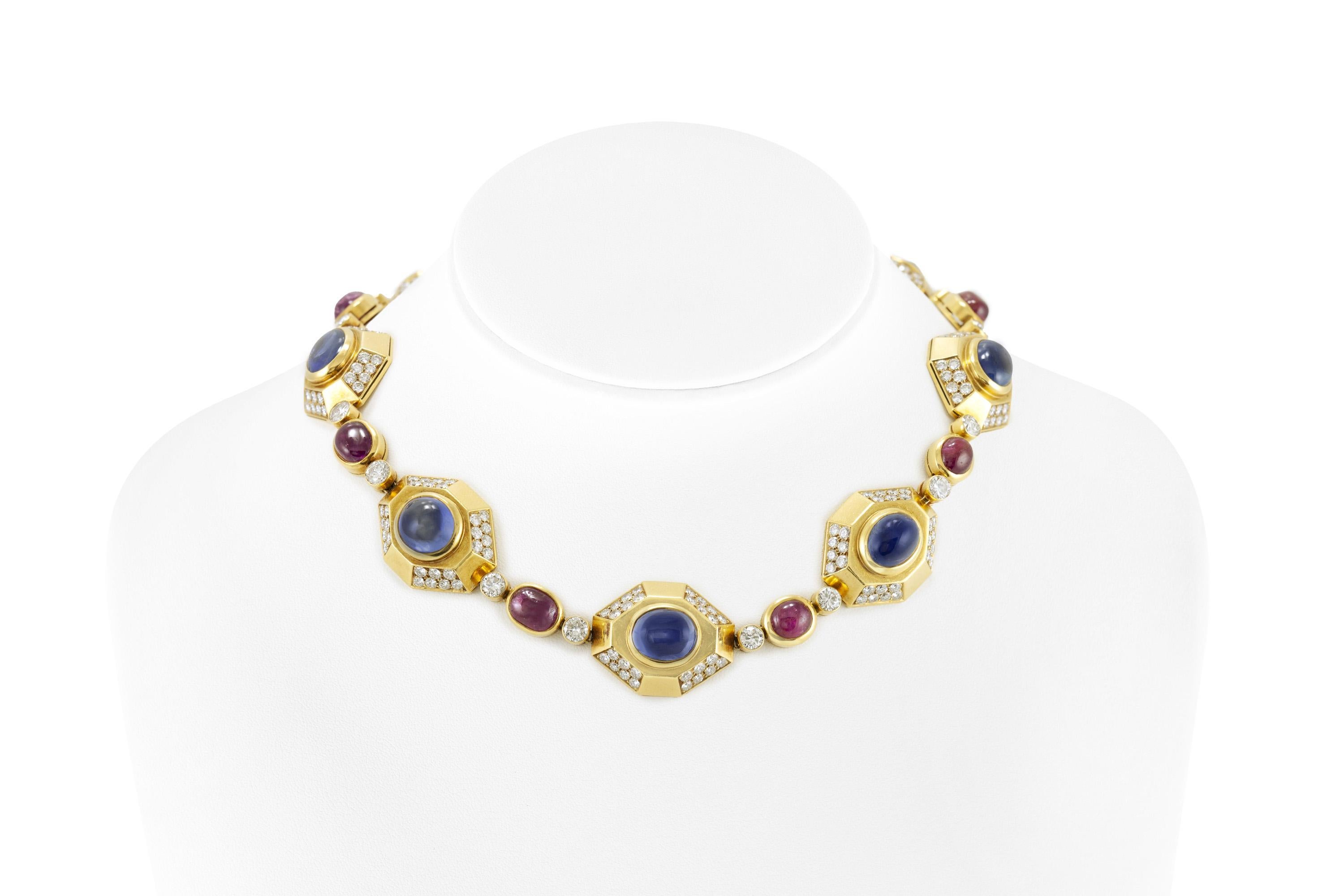 Finamente elaborada en oro amarillo de 18 quilates con zafiros cabujón que pesan aproximadamente un total de 48,00 quilates y rubíes cabujón que pesan aproximadamente un total de 20,00 quilates.
El collar lleva Diamantes talla Brillante Redonda que