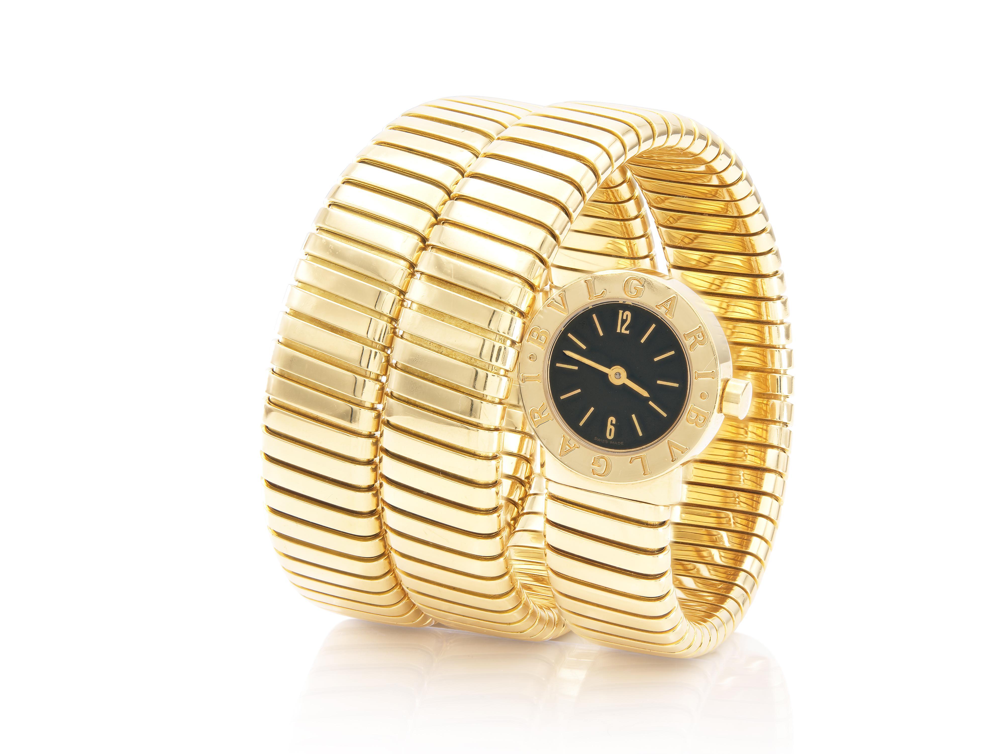 Fein gearbeitete Uhr aus 18 Karat Gelbgold mit schwarz lackiertem Zifferblatt.
Signiert von Bvlgari
Circa 1980er Jahre
Modell #BB 19 1T
19mm Fläche