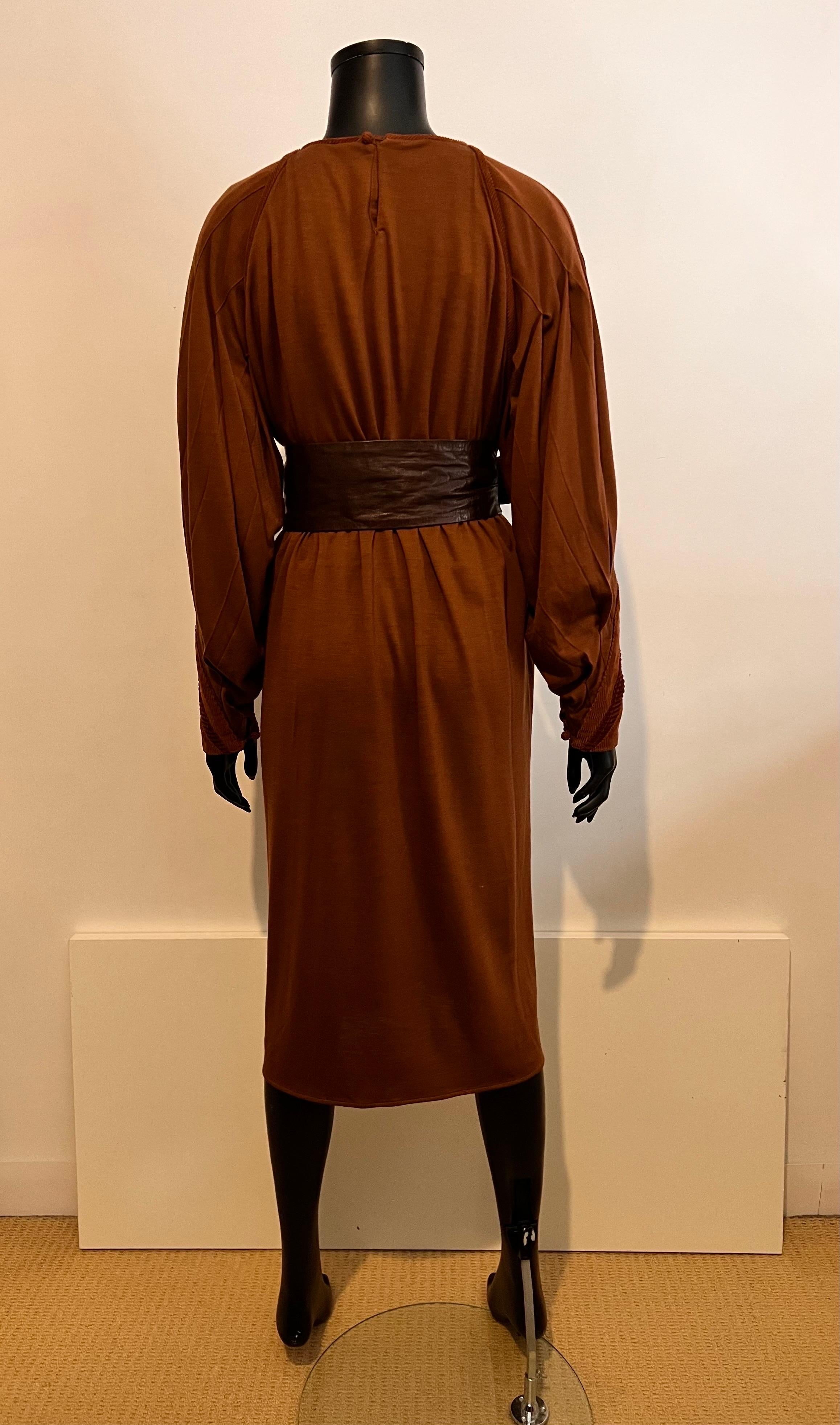 Vintage 1980's Callaghan Woll-Jersey-Kleid mit Kord-Detail und Ledergürtel  für Damen oder Herren im Angebot
