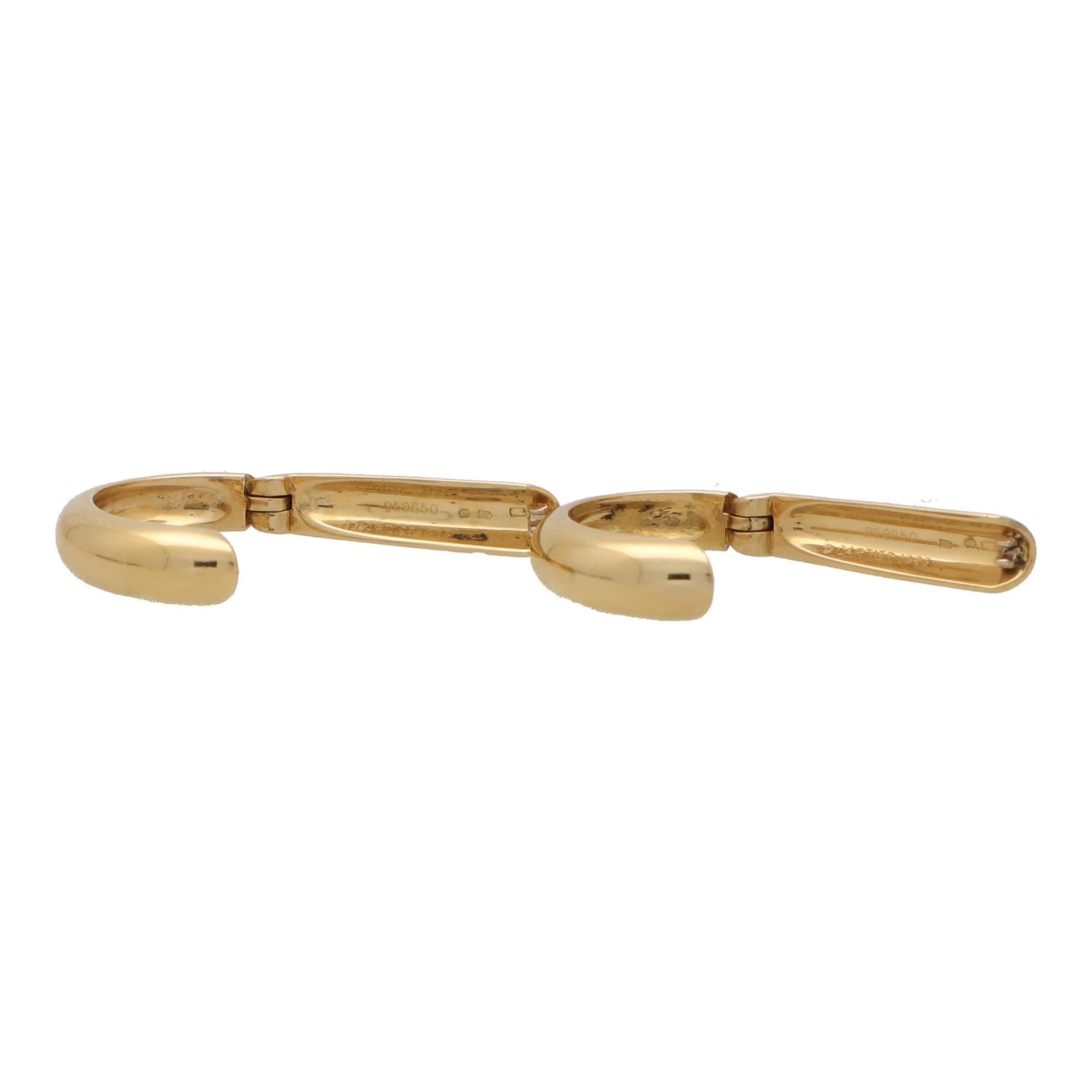 A stylish pair of vintage Cartier clip cufflinks set in 18k yellow gold.

These cufflinks display classic Cartier elegance and can easily put on and off by the clever clip mechanism! 

When lying flat each cufflinks measures 1.5 x 2.4 centimetres