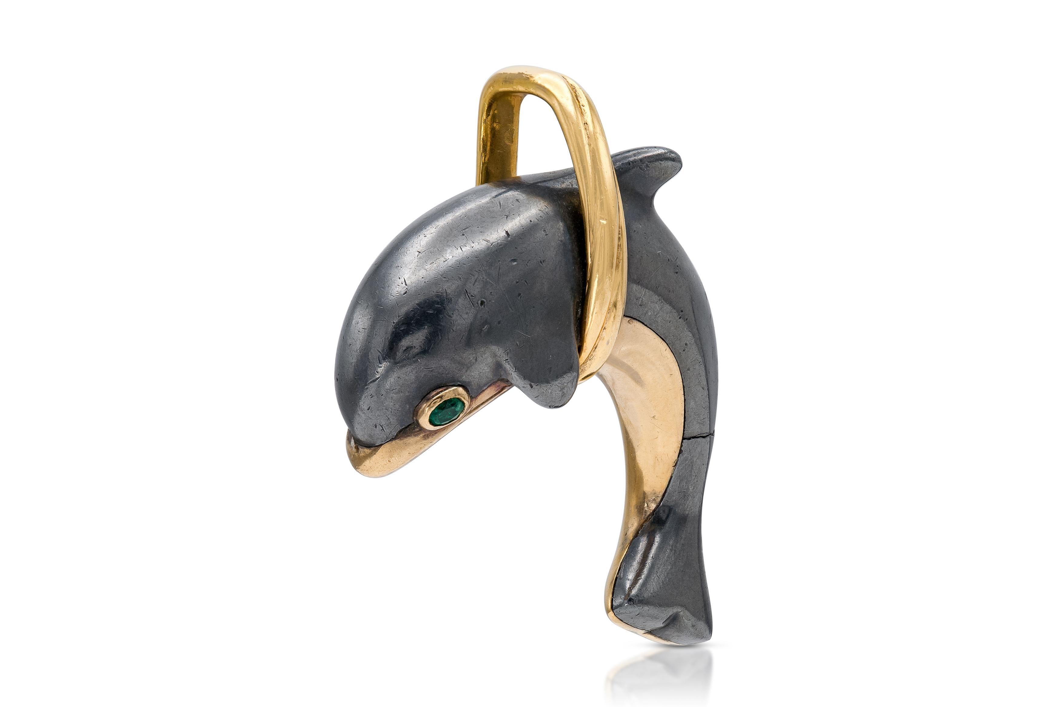 Finemente realizzato in oro giallo 18 carati con un'ematite intagliata e uno smeraldo come occhio.
Firmato da Cartier
Circa 1989
1 3/4 x 1 1/2 pollici