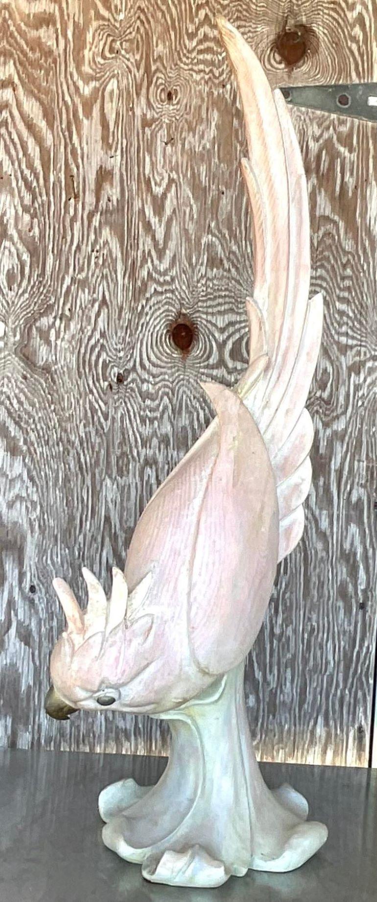Dai un tocco di eleganza esotica al tuo arredamento con il nostro Cacatua vintage in legno intagliato degli anni '80. Realizzato a mano con dettagli intricati e fascino senza tempo, questo pezzo maestoso cattura lo spirito dell'avventura e della