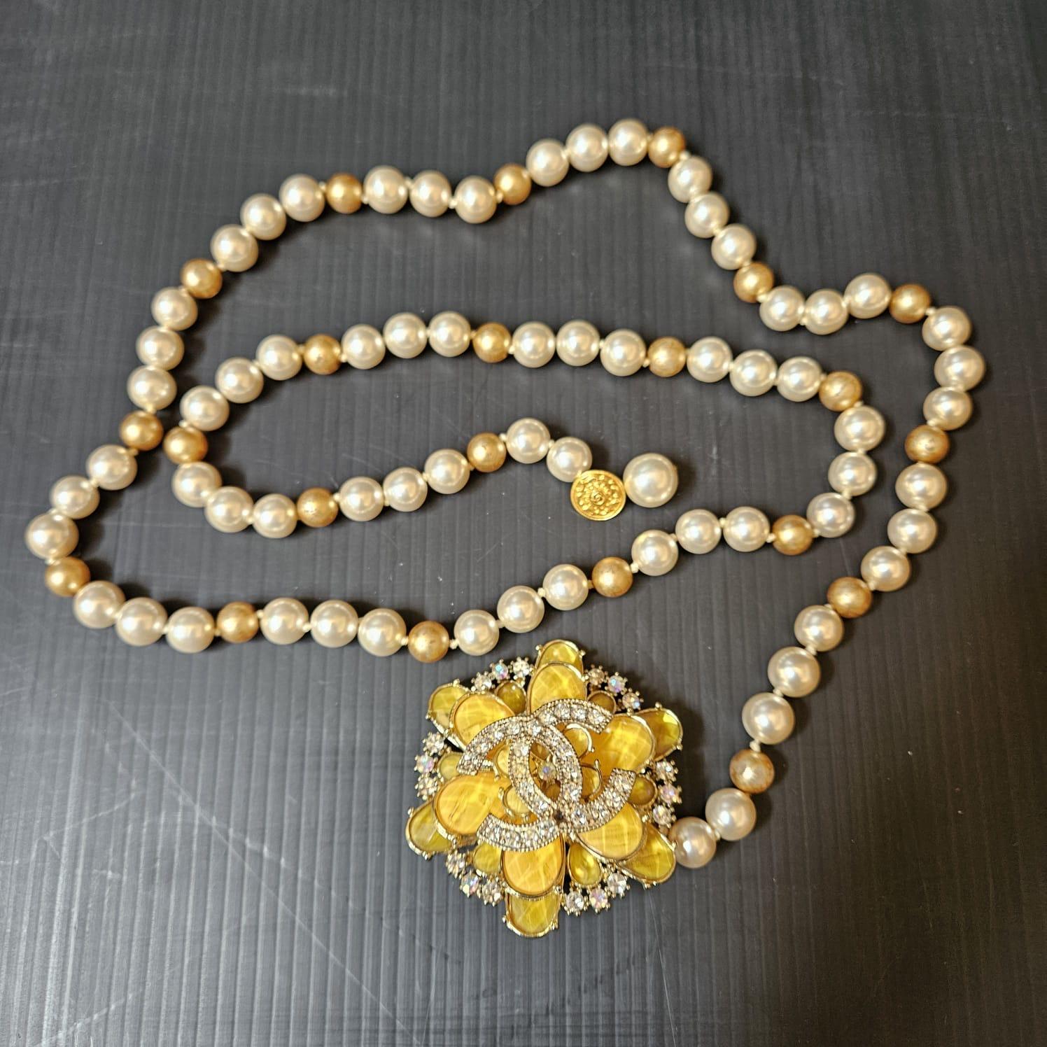 Vintage 1980s Chanel Crystal Flower Pearl Layered Necklace In Good Condition For Sale In Jakarta, Daerah Khusus Ibukota Jakarta
