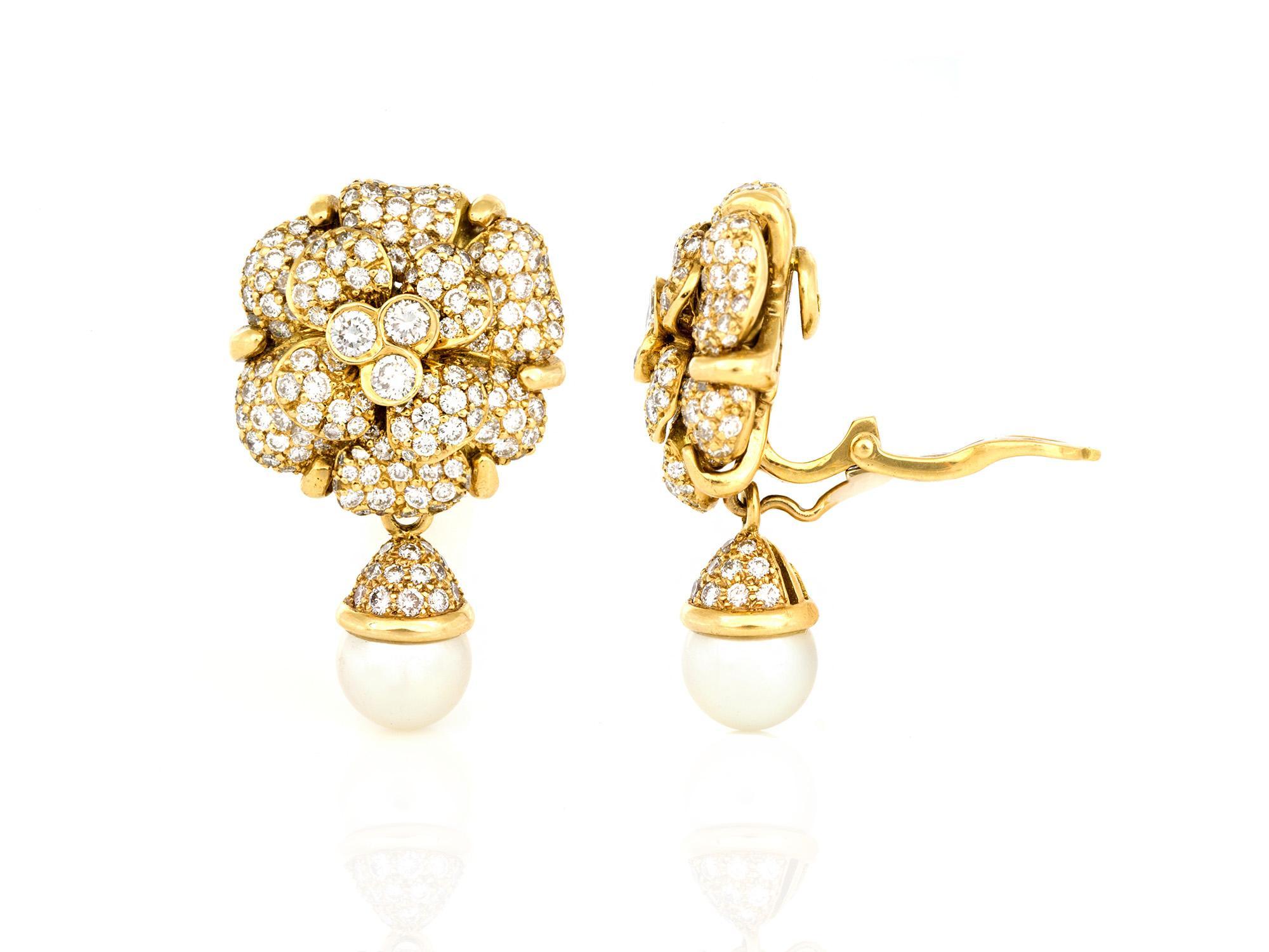 Finemente realizzato in oro giallo 18 carati con diamanti rotondi taglio Brilliante incastonati e gocce di perle staccabili.
Firmato da Chanel
Circa anni '80
1 1/4 x 3/4 pollici
