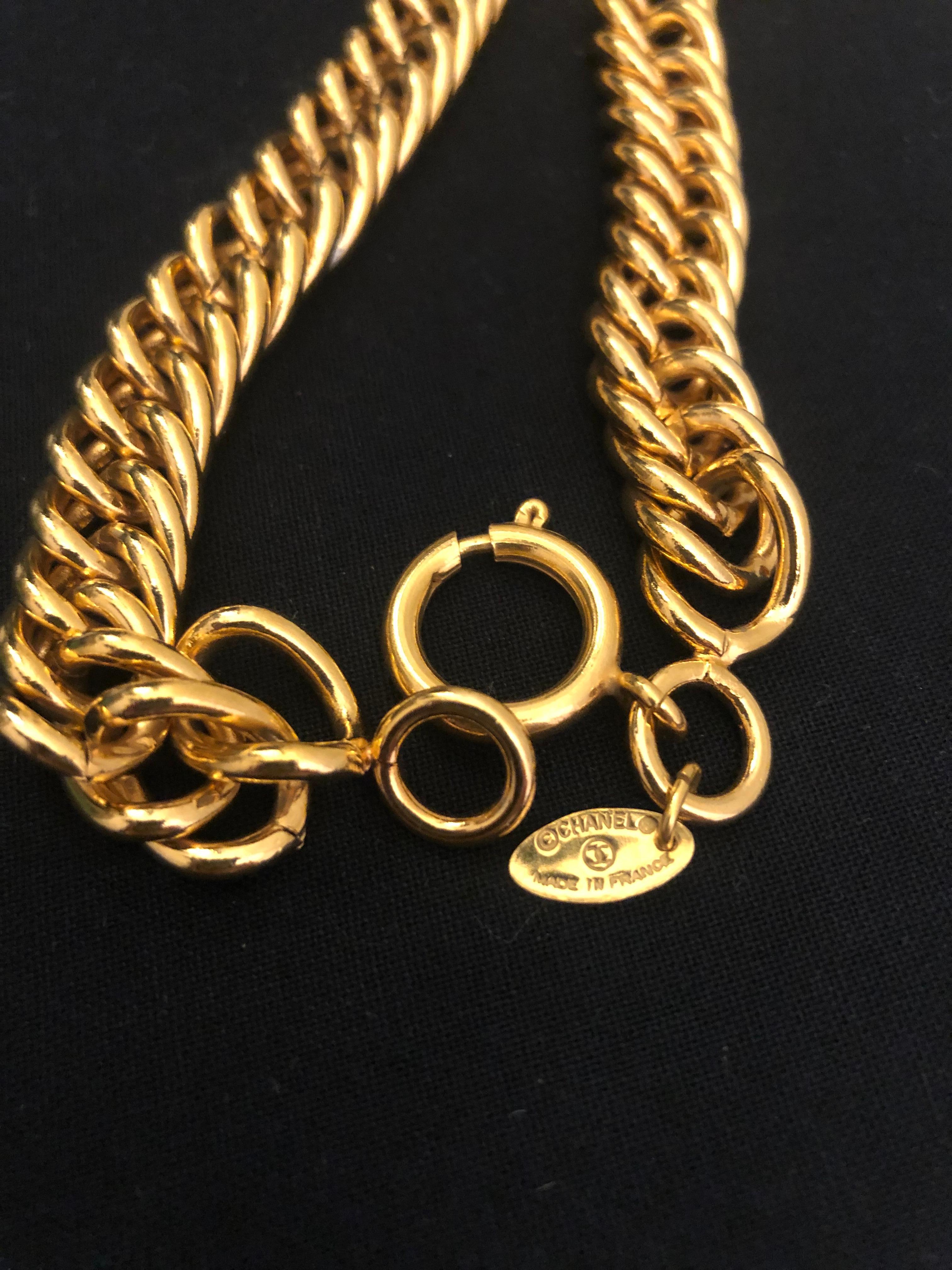 Vintage 1980s CHANEL Gold Toned 31 Rue Cambon Short Chain Necklace  In Excellent Condition In Bangkok, TH
