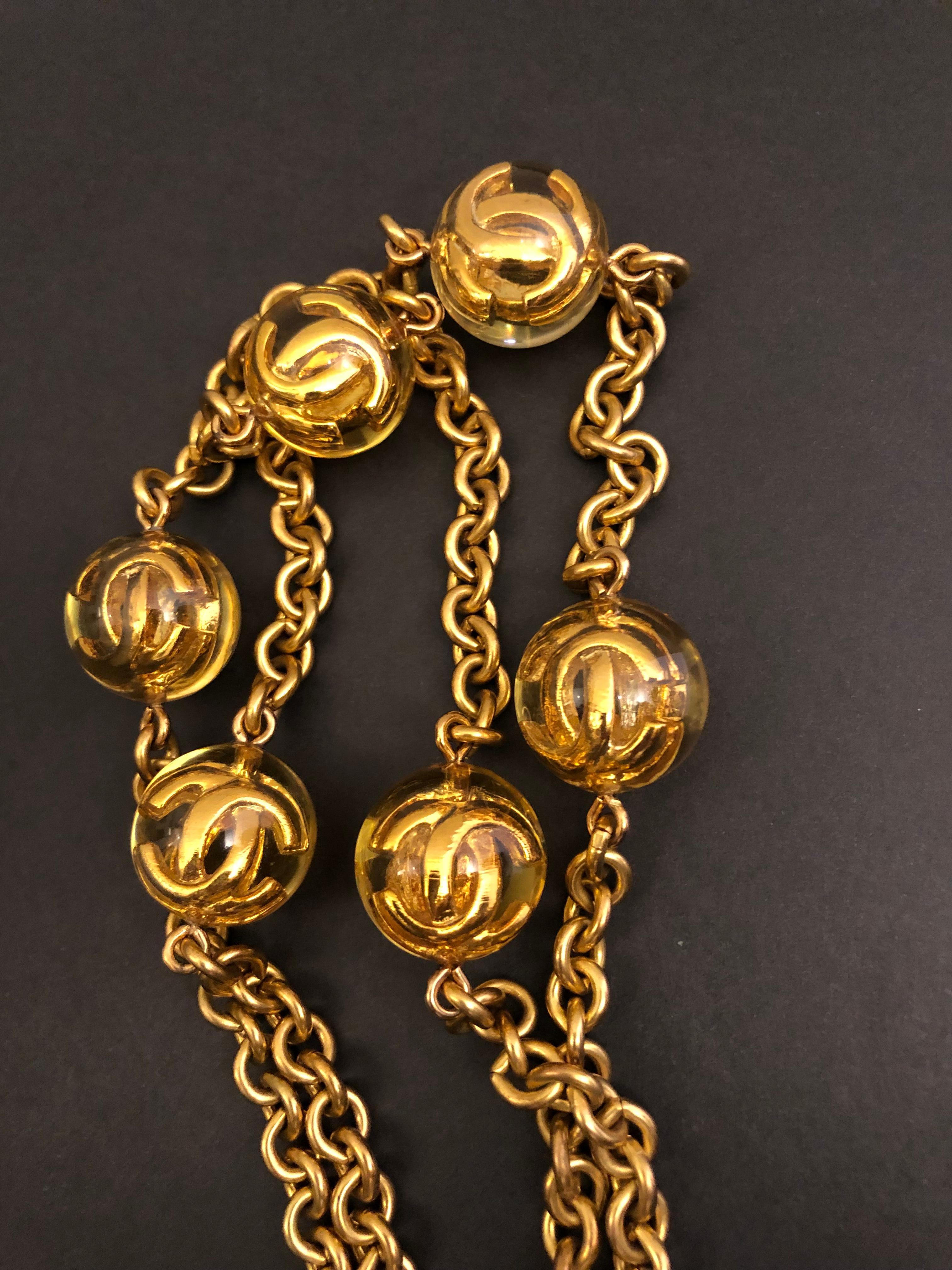 1980s Vintage CHANEL Gold Toned Resin Marble Chain Necklace  For Sale 4