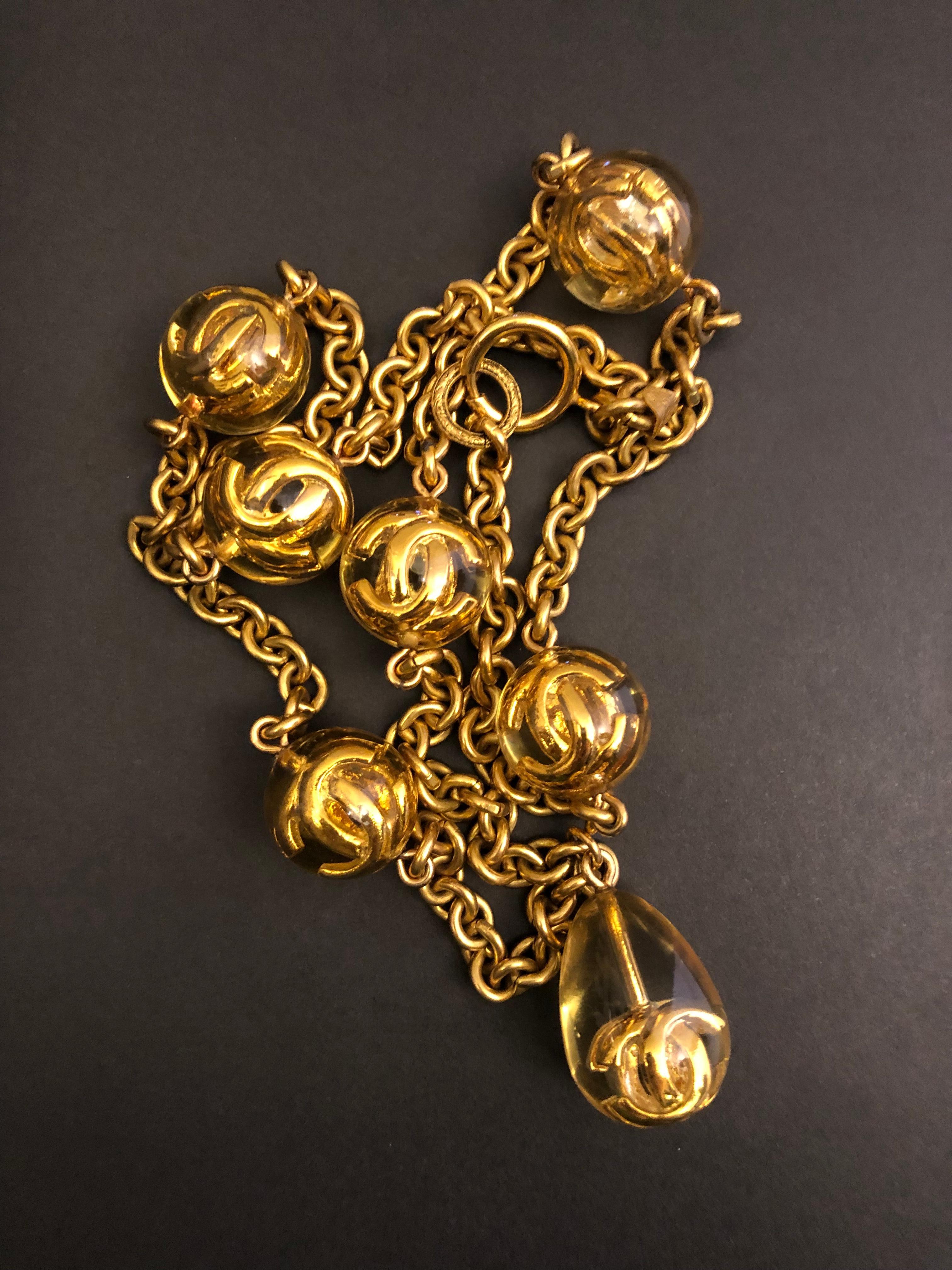 1980s Vintage CHANEL Gold Toned Resin Marble Chain Necklace  In Good Condition For Sale In Bangkok, TH