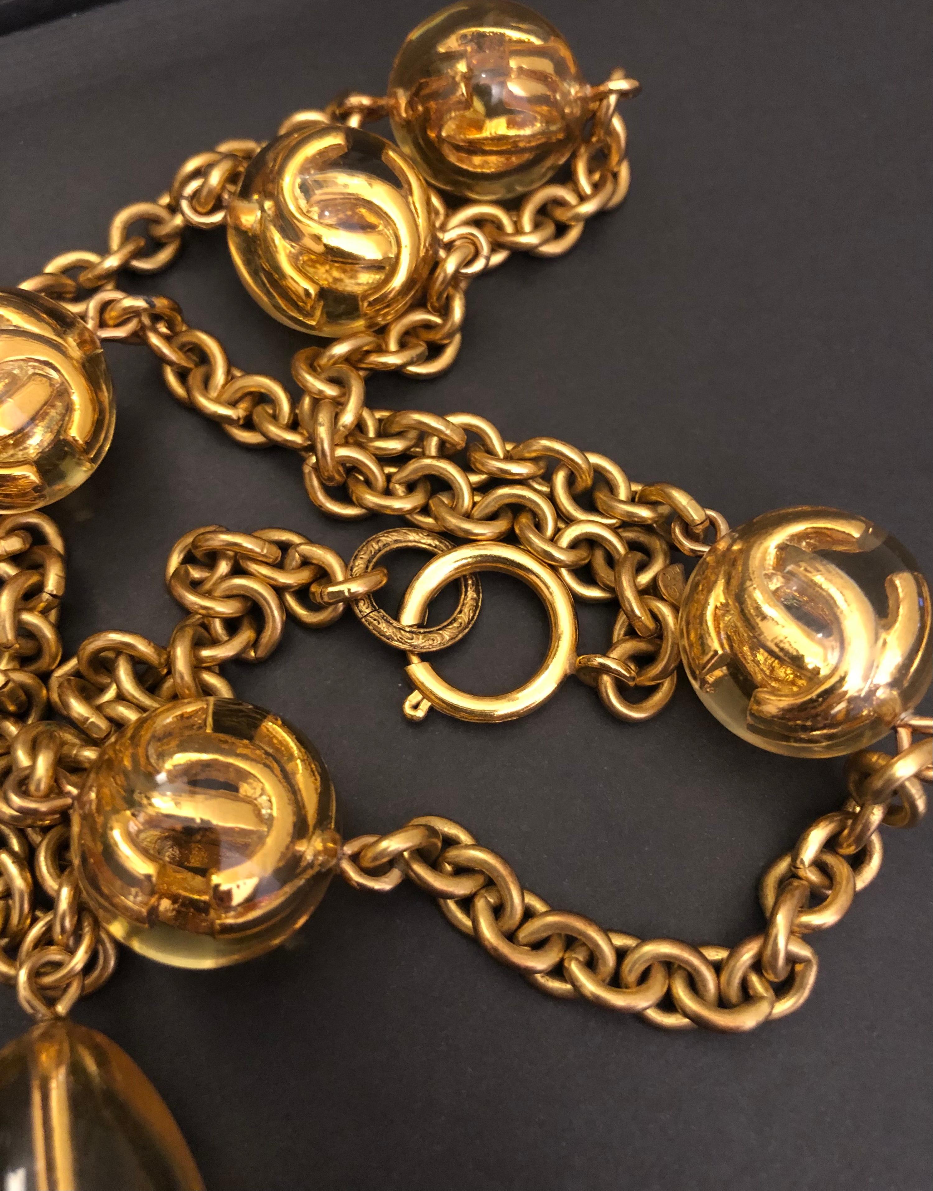Women's 1980s Vintage CHANEL Gold Toned Resin Marble Chain Necklace  For Sale