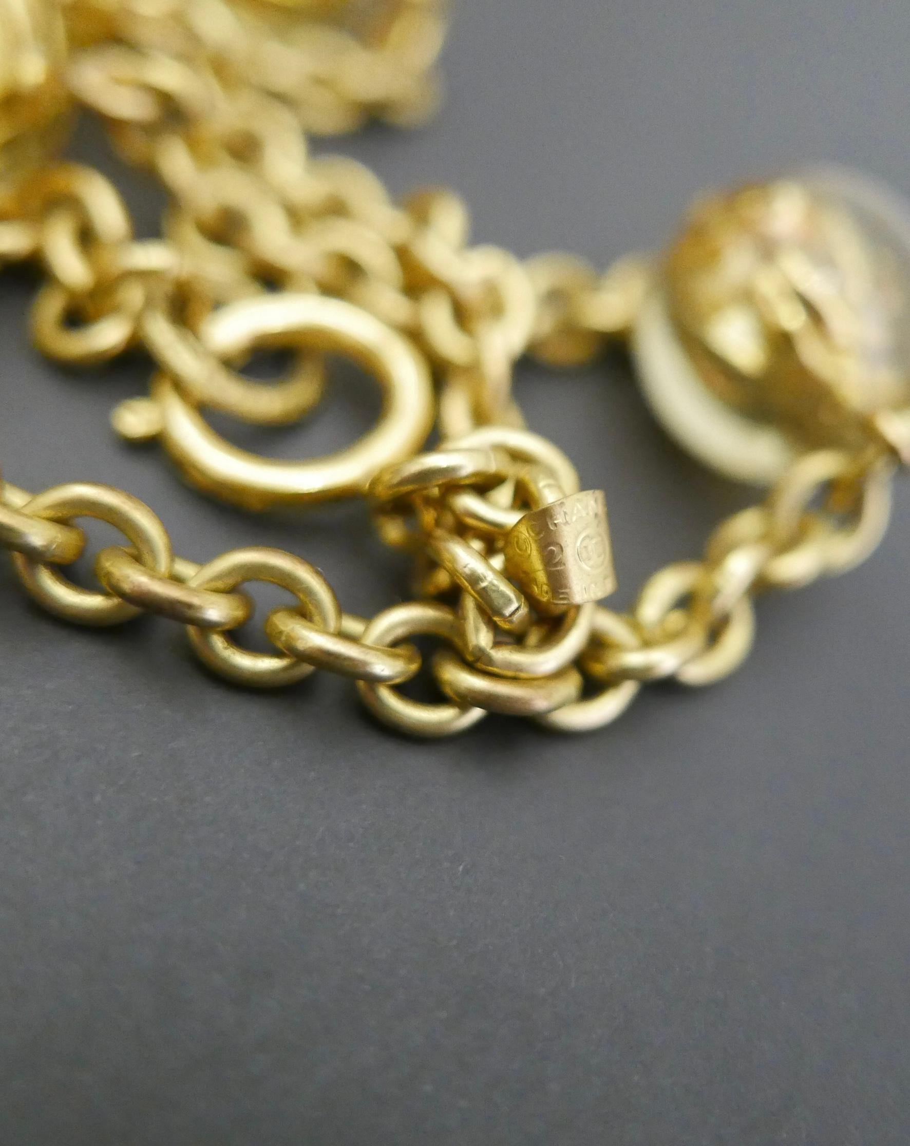 1980s Vintage CHANEL Gold Toned Resin Marble Chain Necklace  For Sale 1