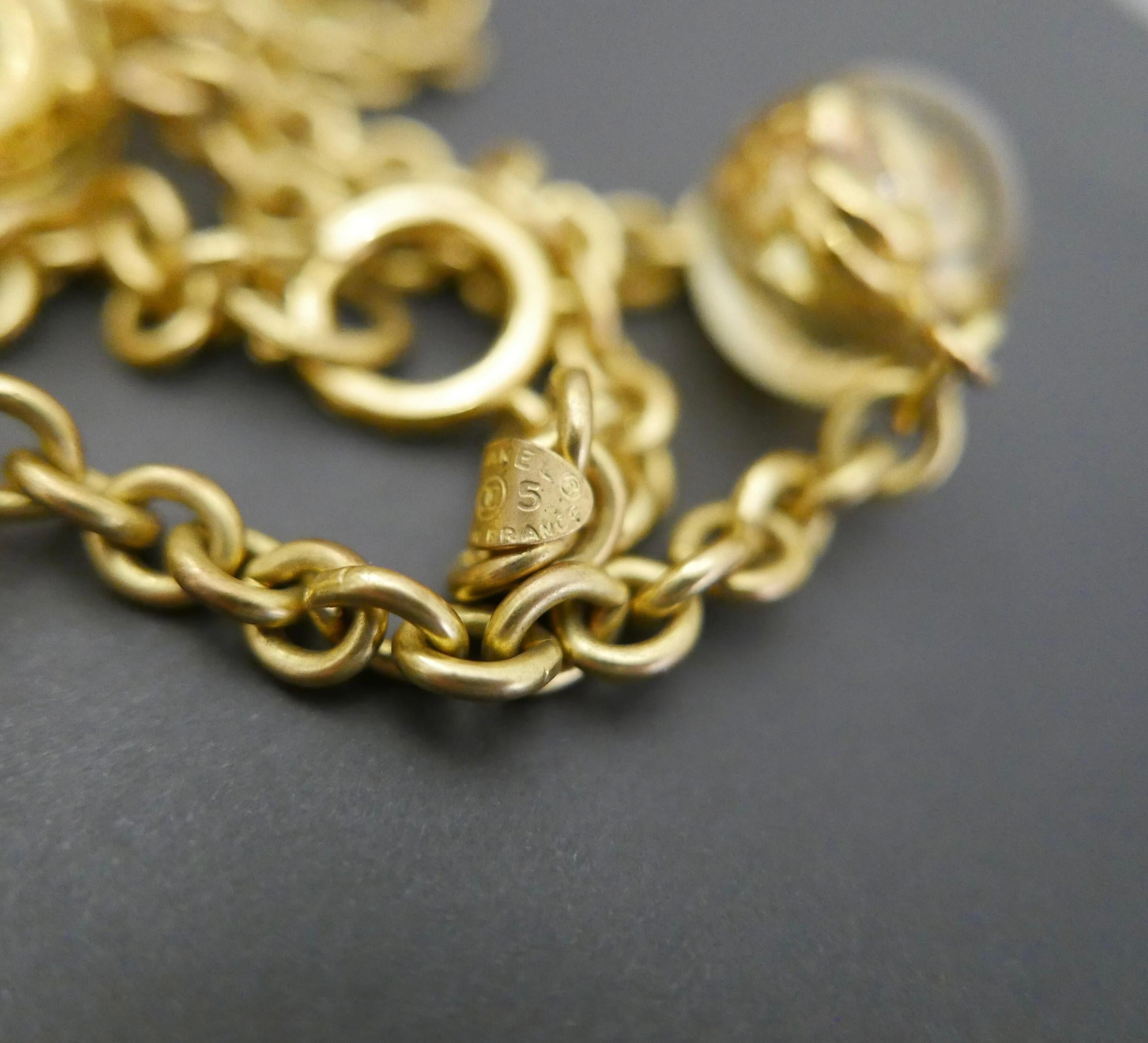 1980s Vintage CHANEL Gold Toned Resin Marble Chain Necklace  For Sale 2