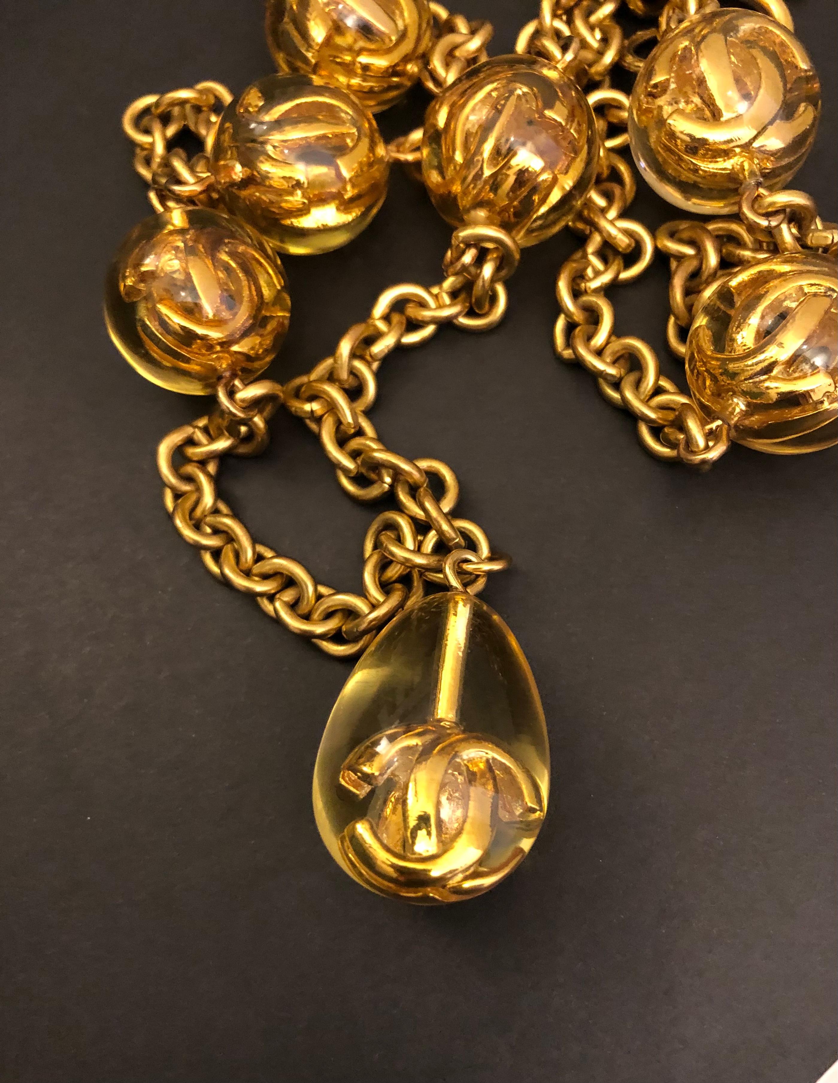 1980s Vintage CHANEL Gold Toned Resin Marble Chain Necklace  For Sale 3