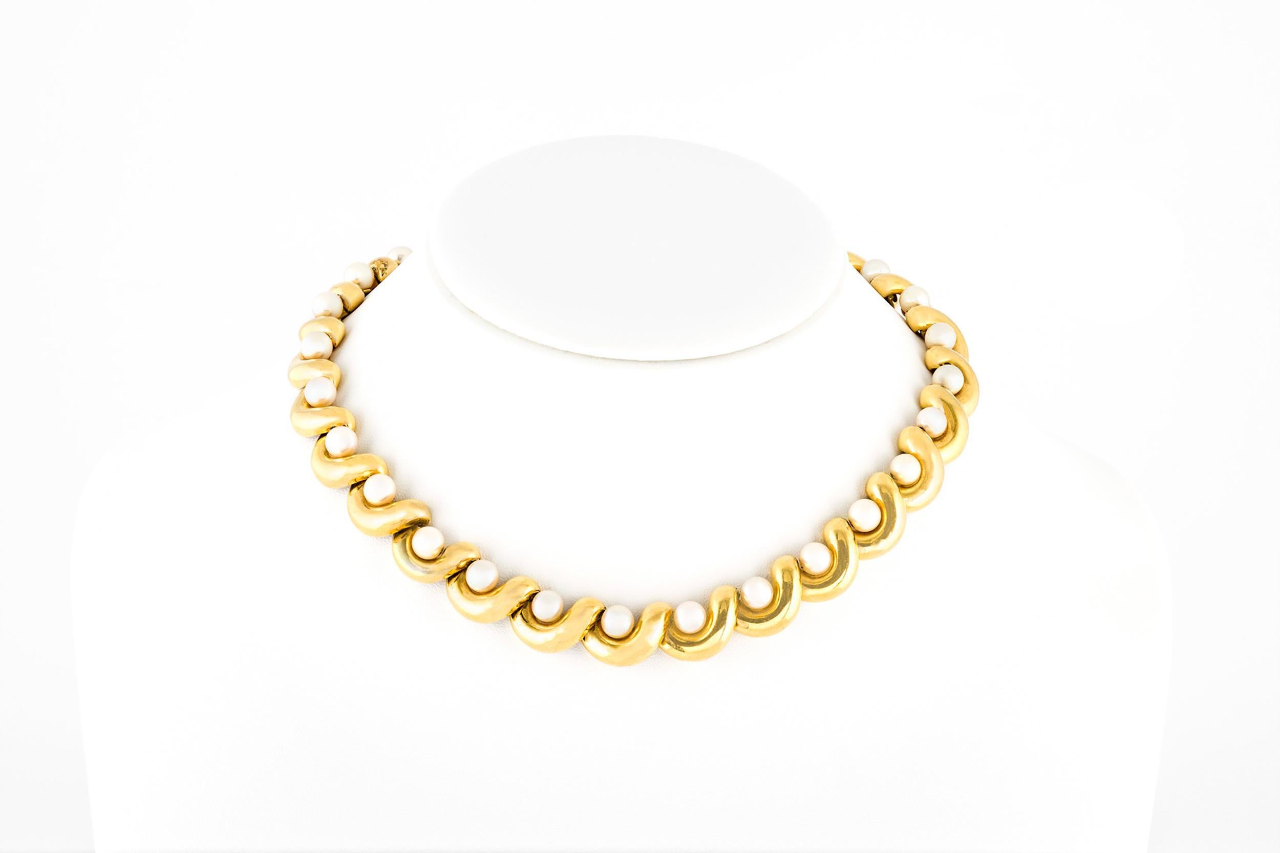Finement réalisé en or jaune 18 carats et en perles de culture.
Signé par Chaumet
Circa 1980
Collier de 15 pouces de long
Boucles d'oreilles de 13/16 de pouce de diamètre