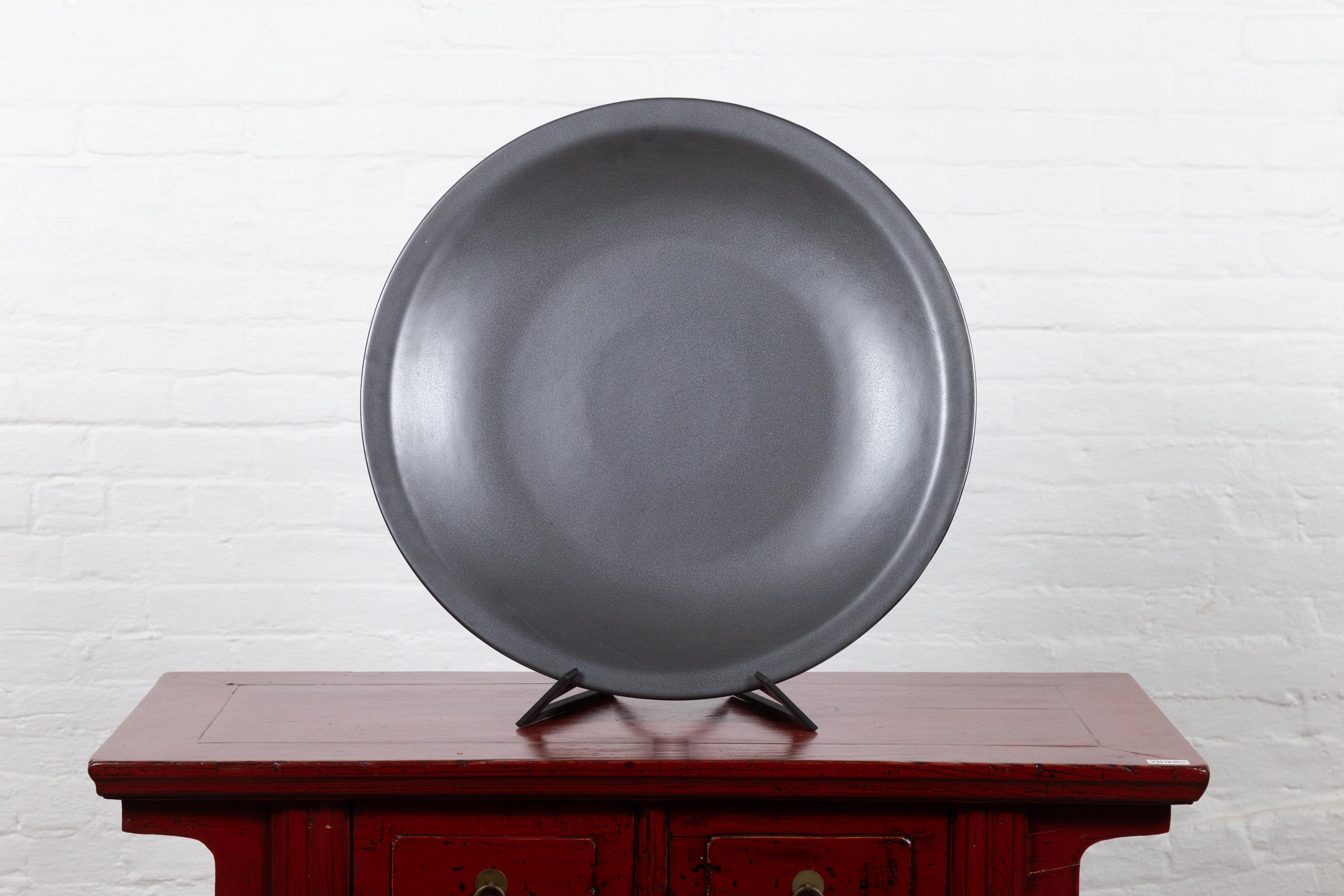 Un piatto da portata cinese vintage in ceramica grigio cobalto della seconda metà del XX secolo. Sono disponibili tre piastre caricabatterie, il cui prezzo è venduto singolarmente. Nato in Cina negli anni '80, questo elegante piatto da portata