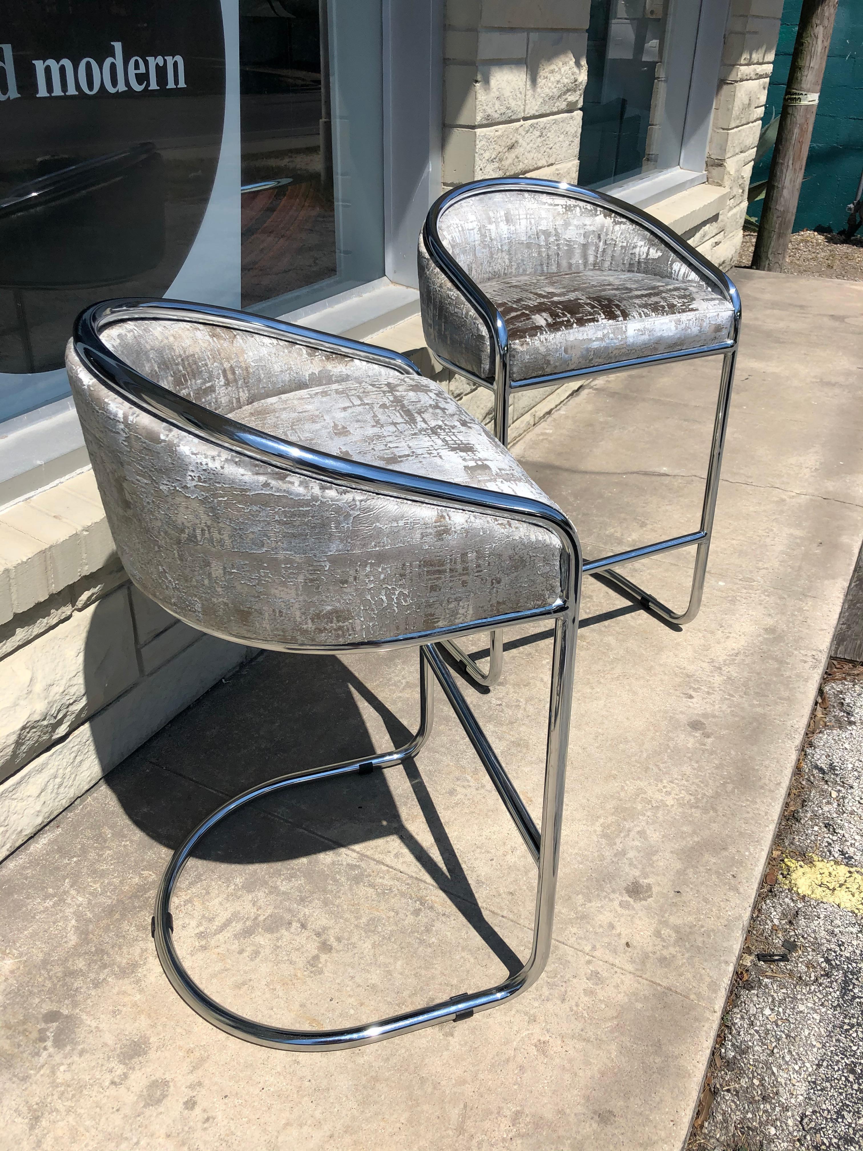 Designed by Anton Lorenz for Thonet, this beautiful pair of chrome bar stools feature Chiseled in Travertine upholstery by Knoll textiles, creating a unique and timeless design. Both are in overall good condition.
circa 1980s. USA.
Dimensions:
20