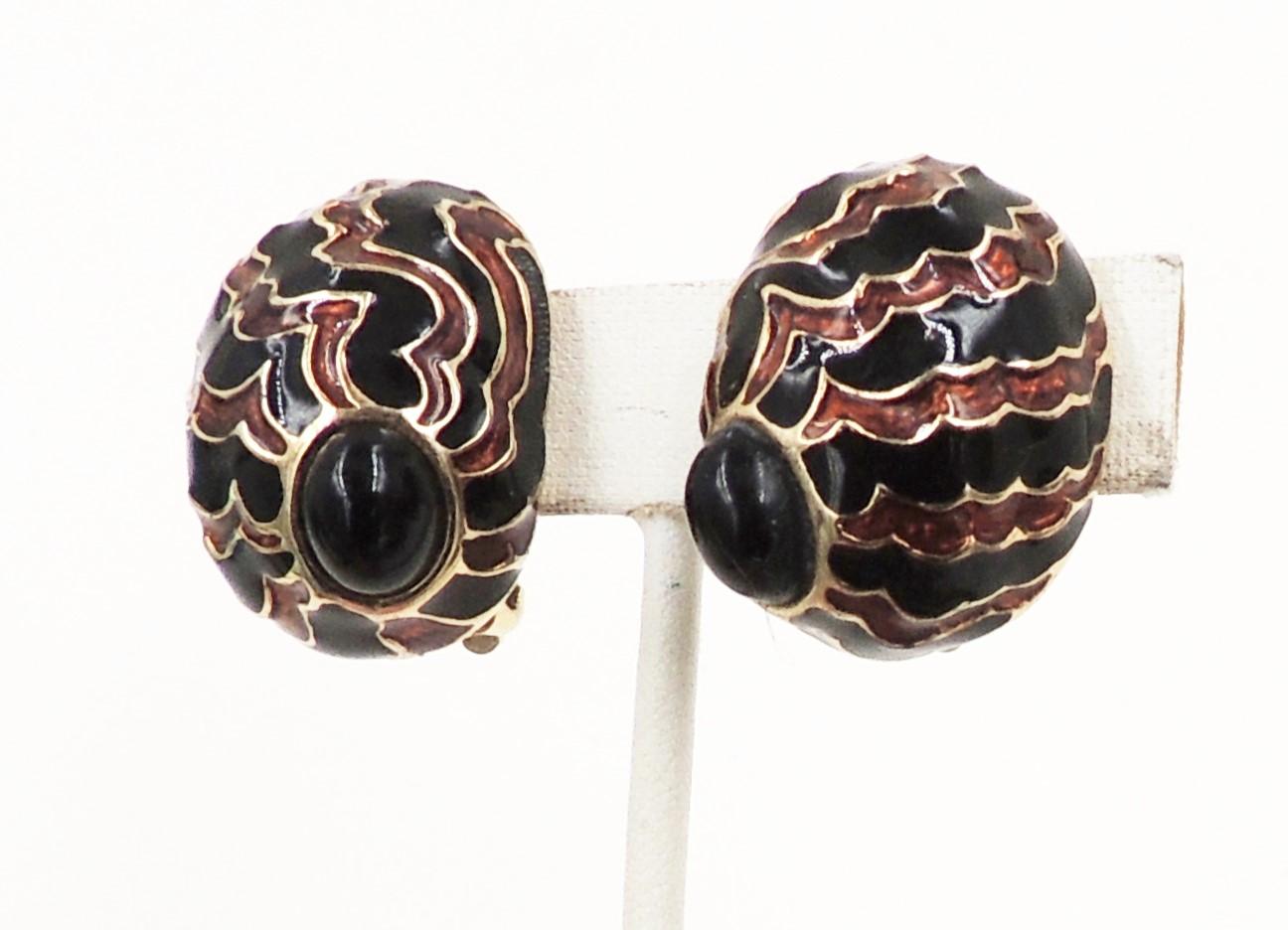 Vintage 1980s Ciner Cabochon Faux-Onyx Brown & Black Striped Clip Earrings In Excellent Condition For Sale In Easton, PA