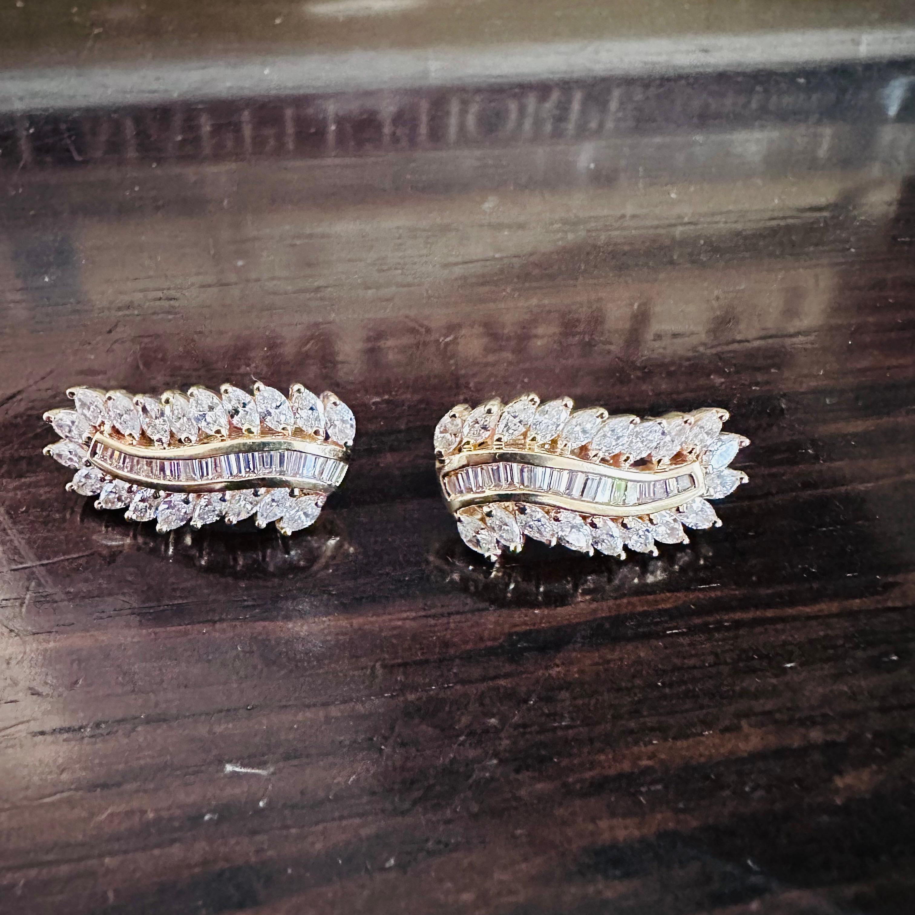 Vintage By 14 Karat Gelbgold-Ohrringe aus den 1980er Jahren mit 39 Diamanten im Brillantschliff, HVS-Qualität und zahlreichen quadratischen Baguetten in Kanalfassung 
Hebelrücken mit Pfosten
Gewicht des Diamanten 6,06
Qualität H VS
Natürliche,