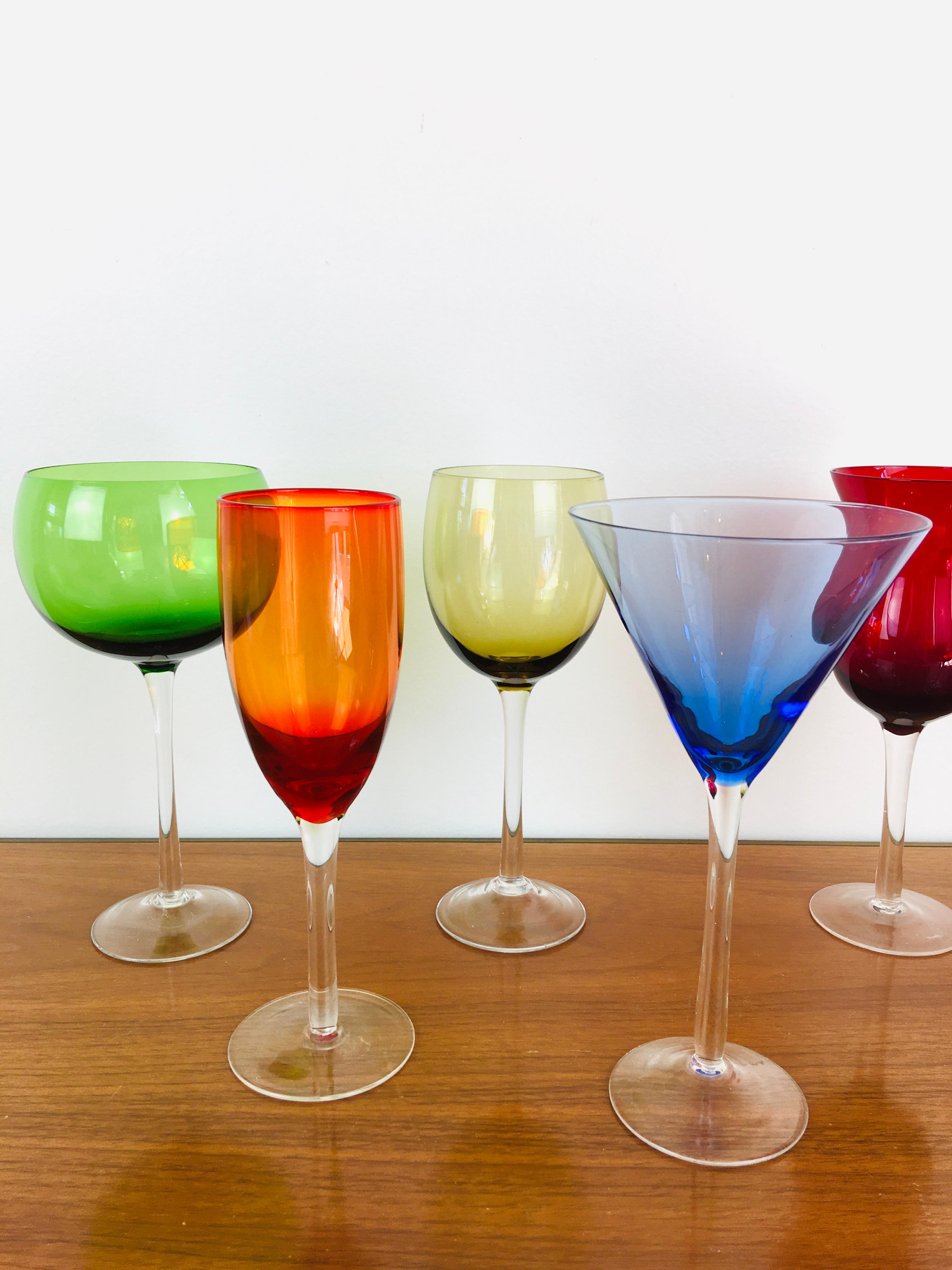 Ensemble amusant de verres à cocktail et à vin en cristal coloré.
Lot de 6, il n'y en a pas deux pareils et les mesures varient.
Cristal coloré avec des tiges claires.
Non marqué.
Excellent état vintage.