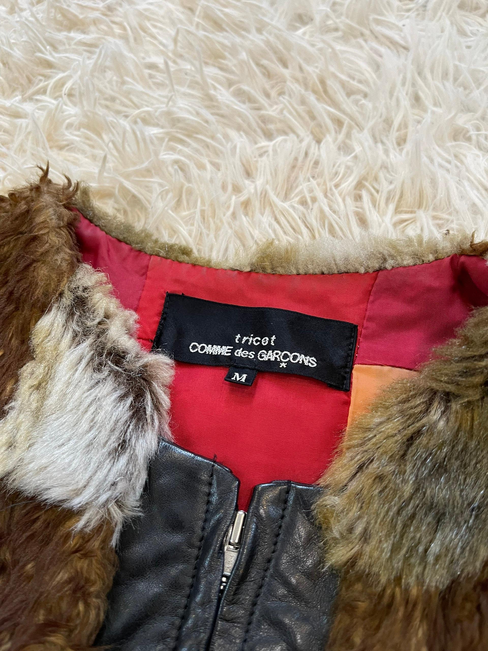 Medium-length fur vest with reversible feature, one side is fur embroidered, the other side is cotton based, with bi-color duo of red and orange.

Size: Not listed, feels like M

Condition: 8,5/10. No significant signs of usage.

Feels free to