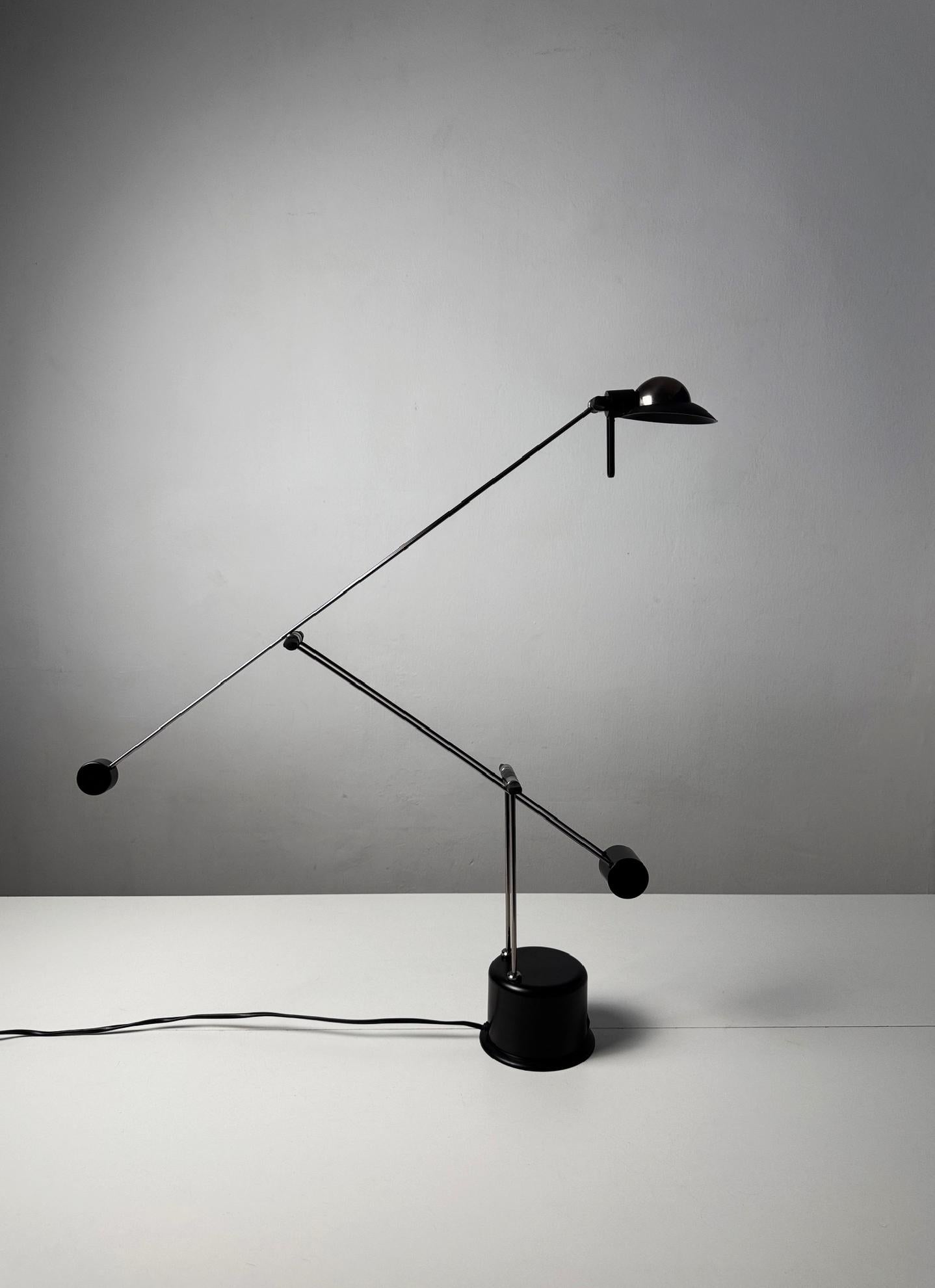 Vintage 1980s Counterbalance Desk Lamp by Massive, Belgium – Industrial & Postmodern Design

This vintage counterbalance desk lamp by Massive (Belgium, 1980s) is a perfect blend of industrial functionality and postmodern aesthetics. With its sleek