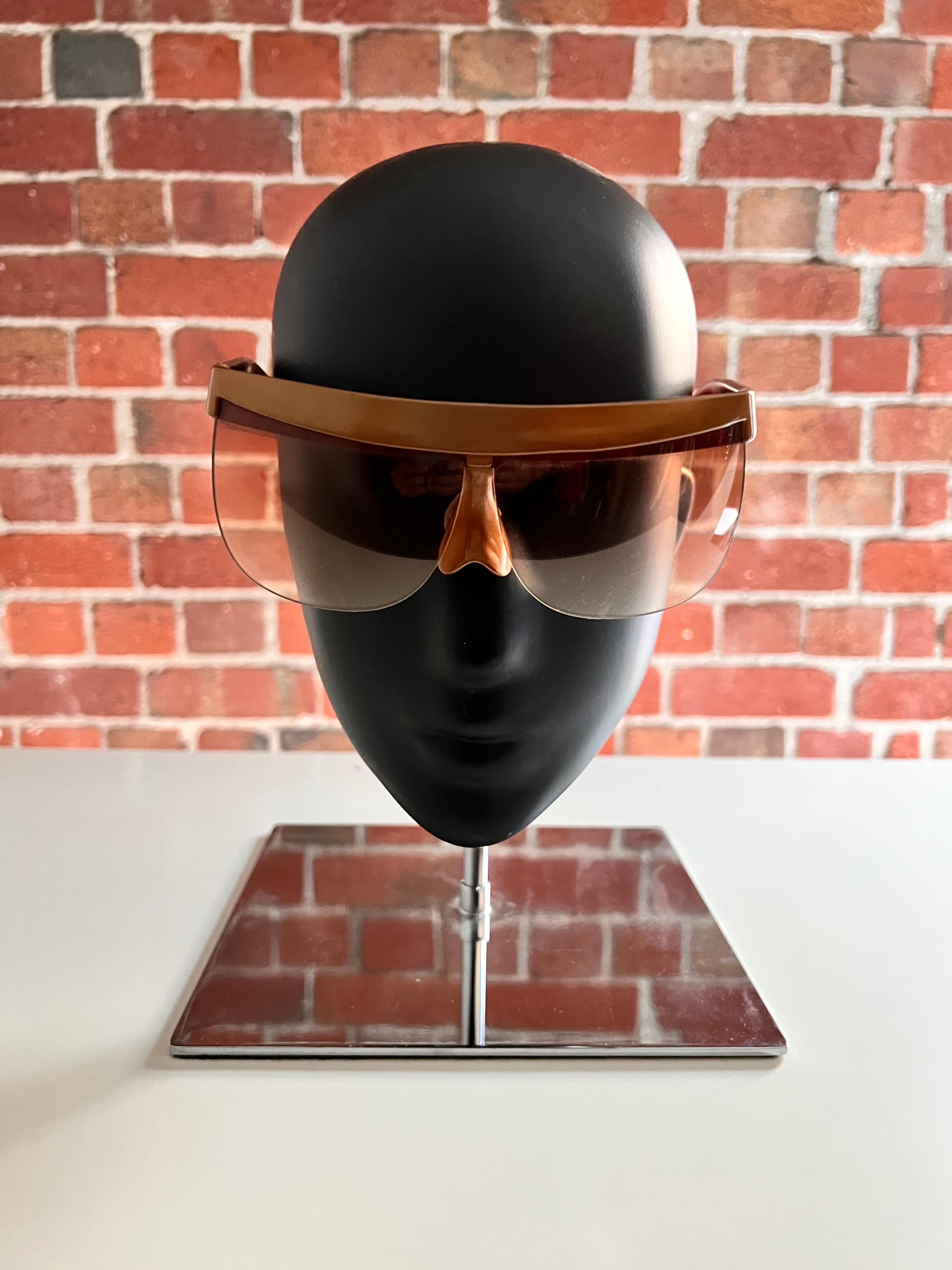 Vintage 1980's Courrèges Gold Schild Stil Sonnenbrille (Braun) im Angebot