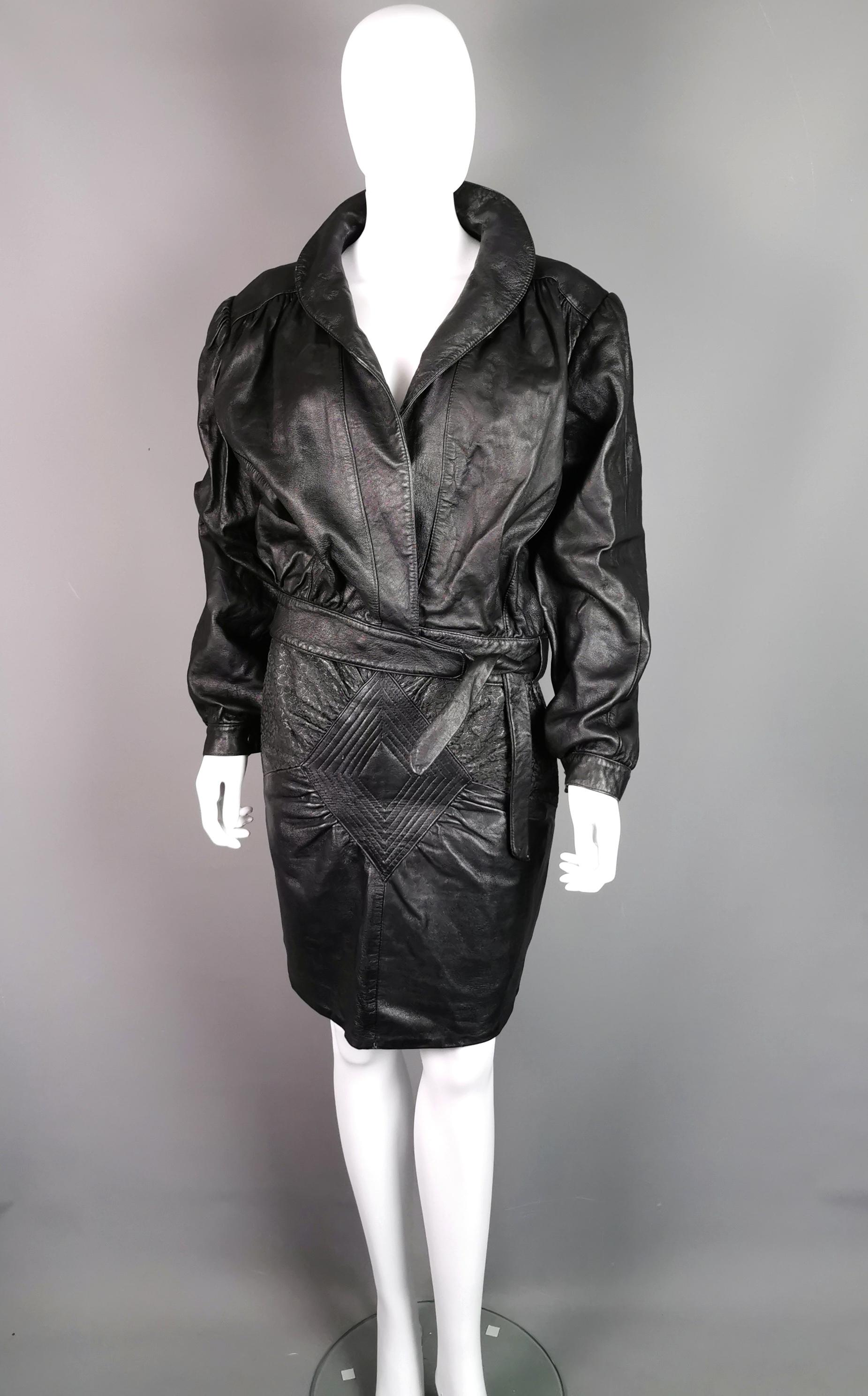 Una superba giacca di pelle vintage originale degli anni '80.

Questa giacca in vera pelle ha tutto ciò che è anni '80 nel suo design, dalla struttura massiccia alle maniche grandi, fino alla cravatta frontale.

Si chiude con bottoni a pressione, un