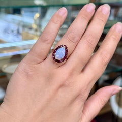 Vintage By 1980 Opale di cristallo e anello a raggiera di rubini tagliati a gradini in oro giallo 14k