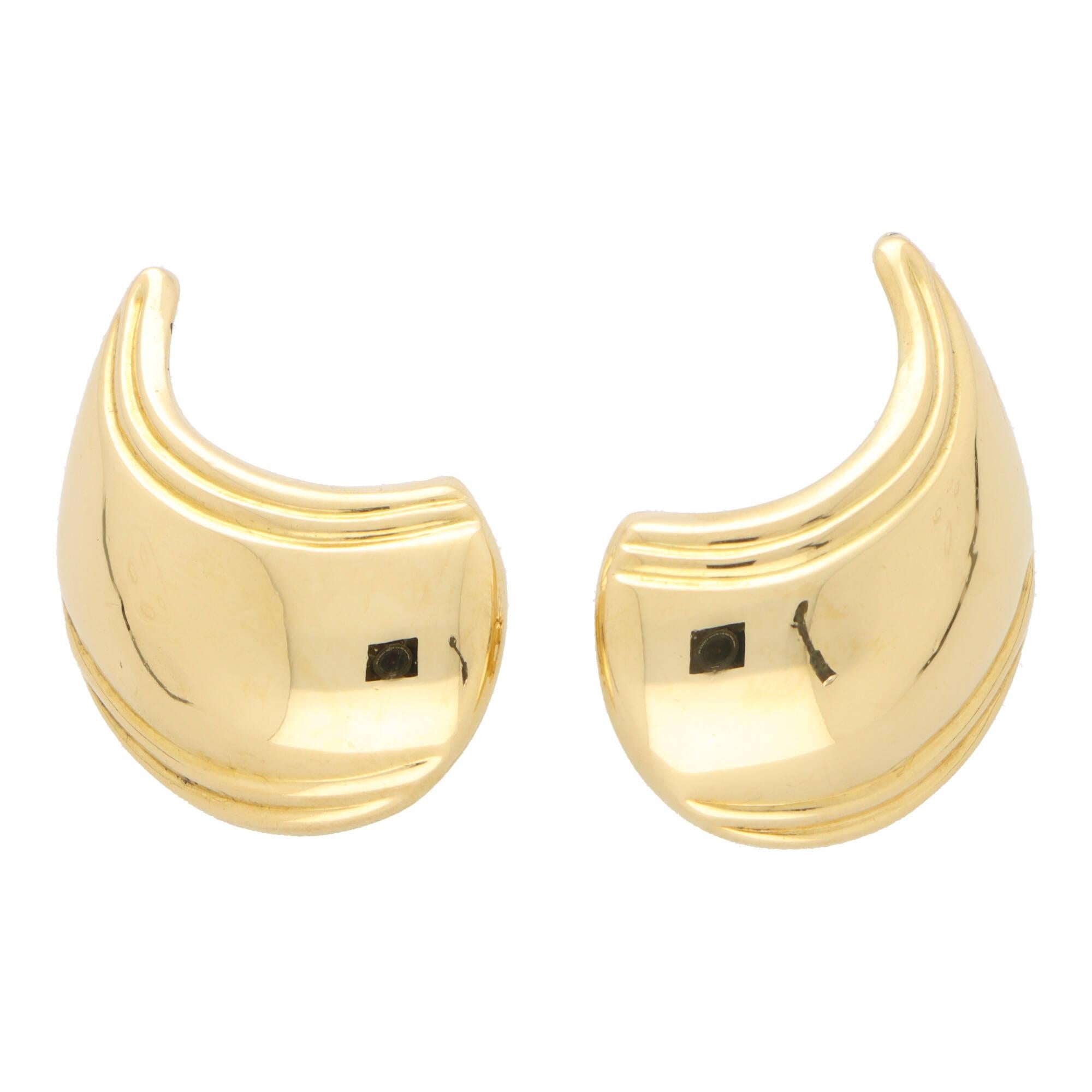 Women's or Men's Vintage 1980's Curved Earrings Set in 18k Yellow Gold For Sale