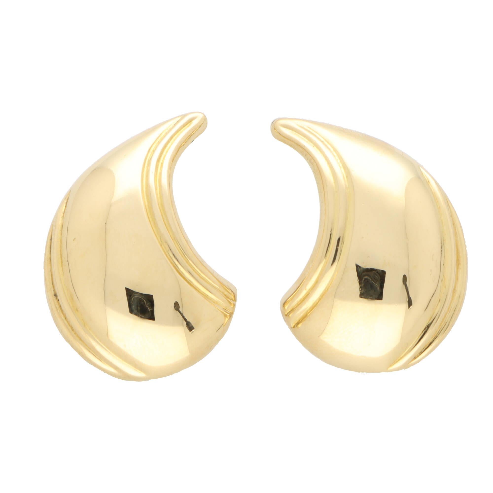 Vintage 1980's Curved Earrings Set in 18k Yellow Gold For Sale 1