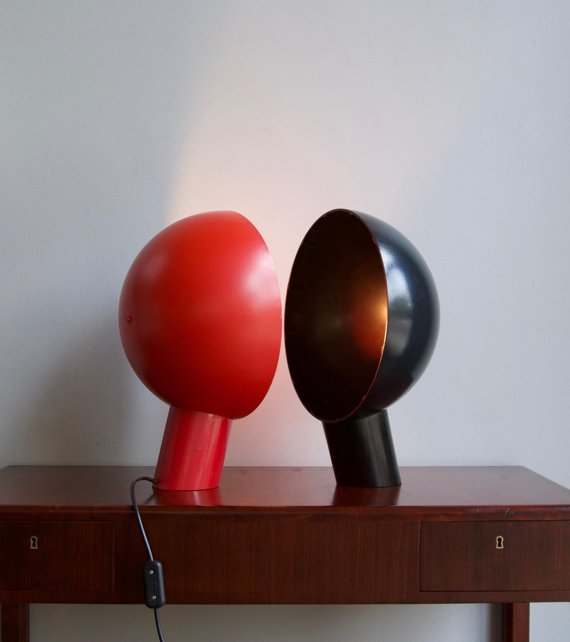 A vintage Czech table light designed and made by Antonín Hepnar, circa 1985. The light, made of two separate parts, is constructed from a re-purposed globe and turned wood. One half is lacquered in black the other in red.
The materials