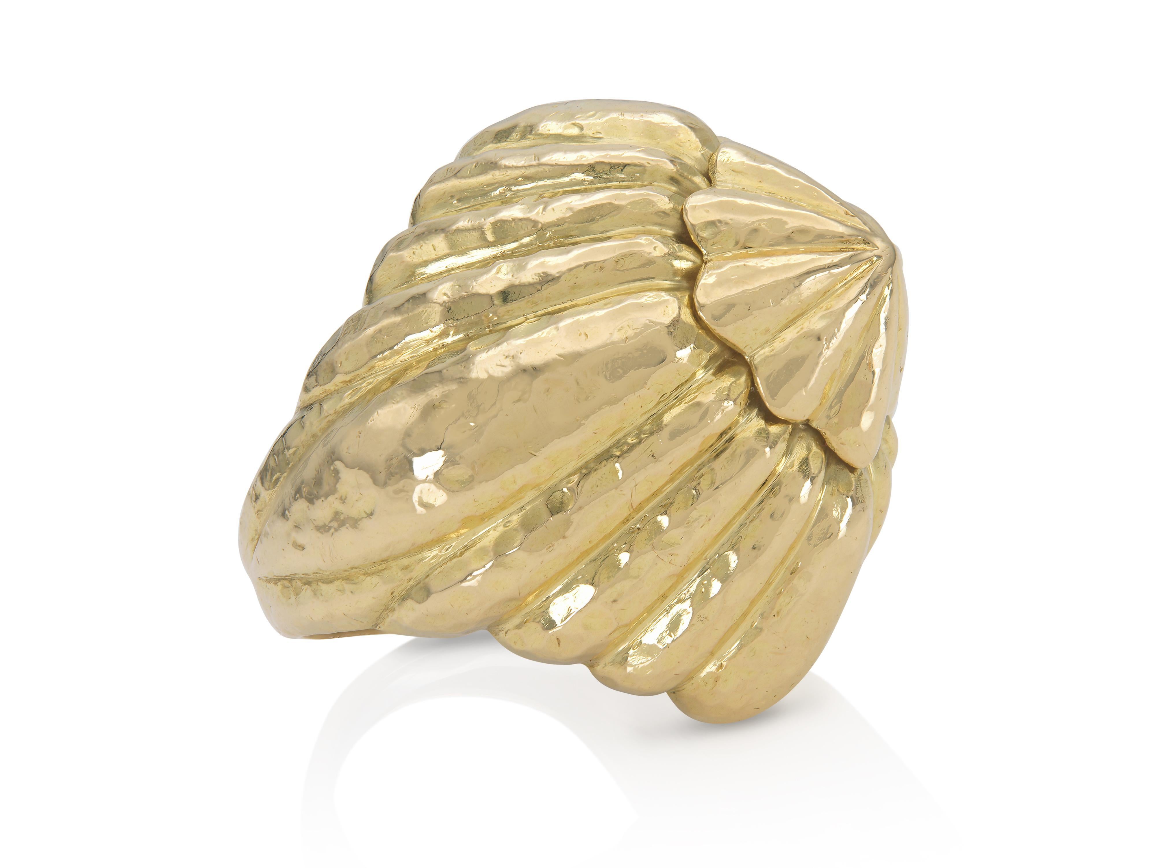 Fein ausgearbeitet aus gehämmertem 18-karätigem Gelbgold.
Unterzeichnet von David Webb
Circa 1980er Jahre
Größe 5 1/2, hat eine Feder