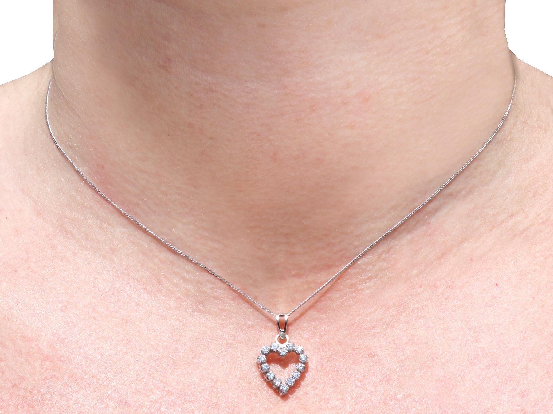 Vintage 1980s Diamond and 18K White Gold Heart Pendant In Excellent Condition For Sale In Jesmond, Newcastle Upon Tyne