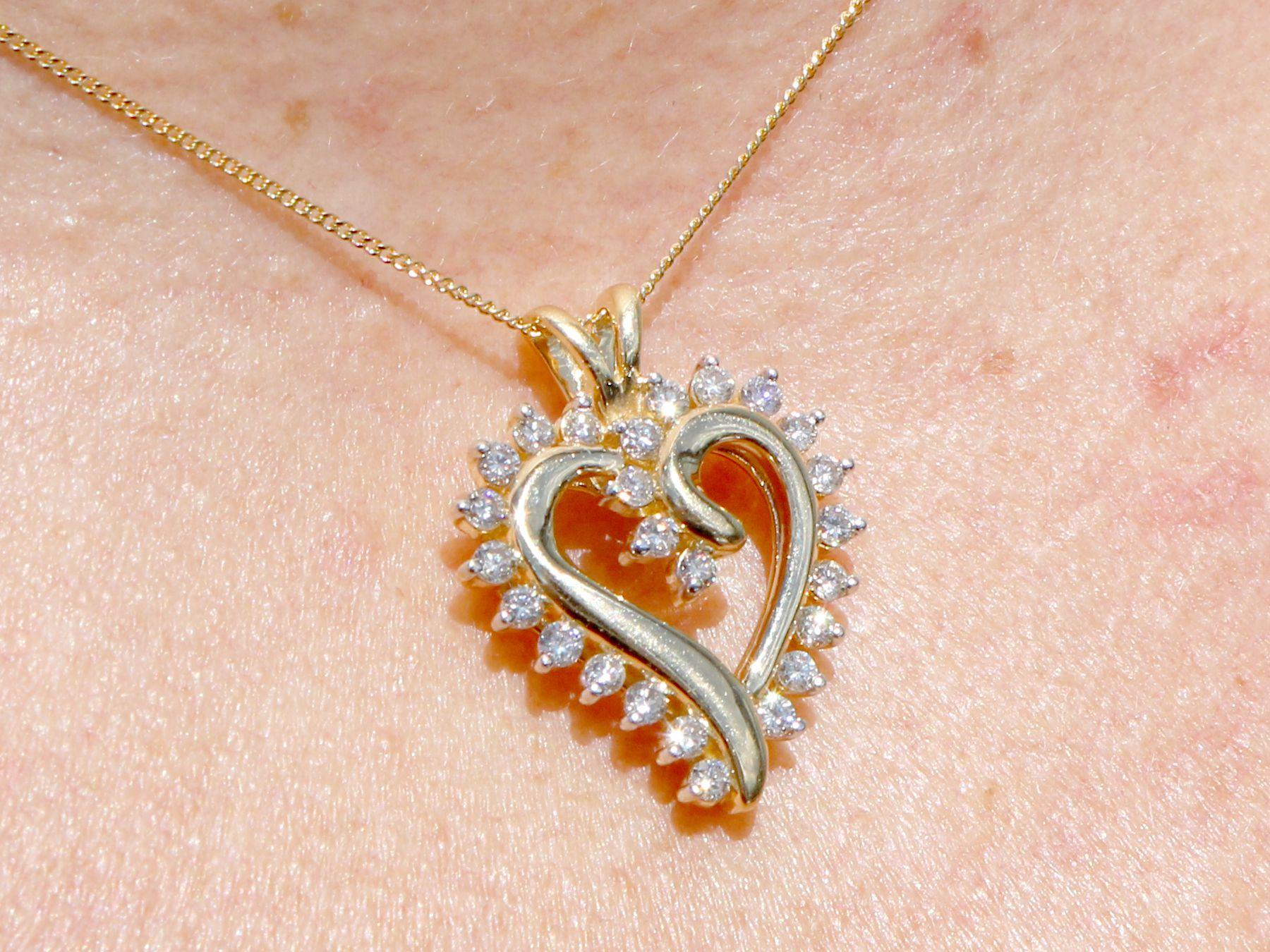 Vintage 1980s Diamond and Yellow Gold Heart Pendant For Sale 1