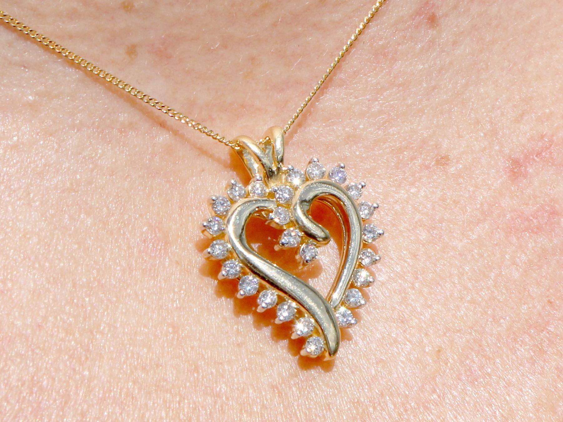 Vintage 1980s Diamond and Yellow Gold Heart Pendant For Sale 2