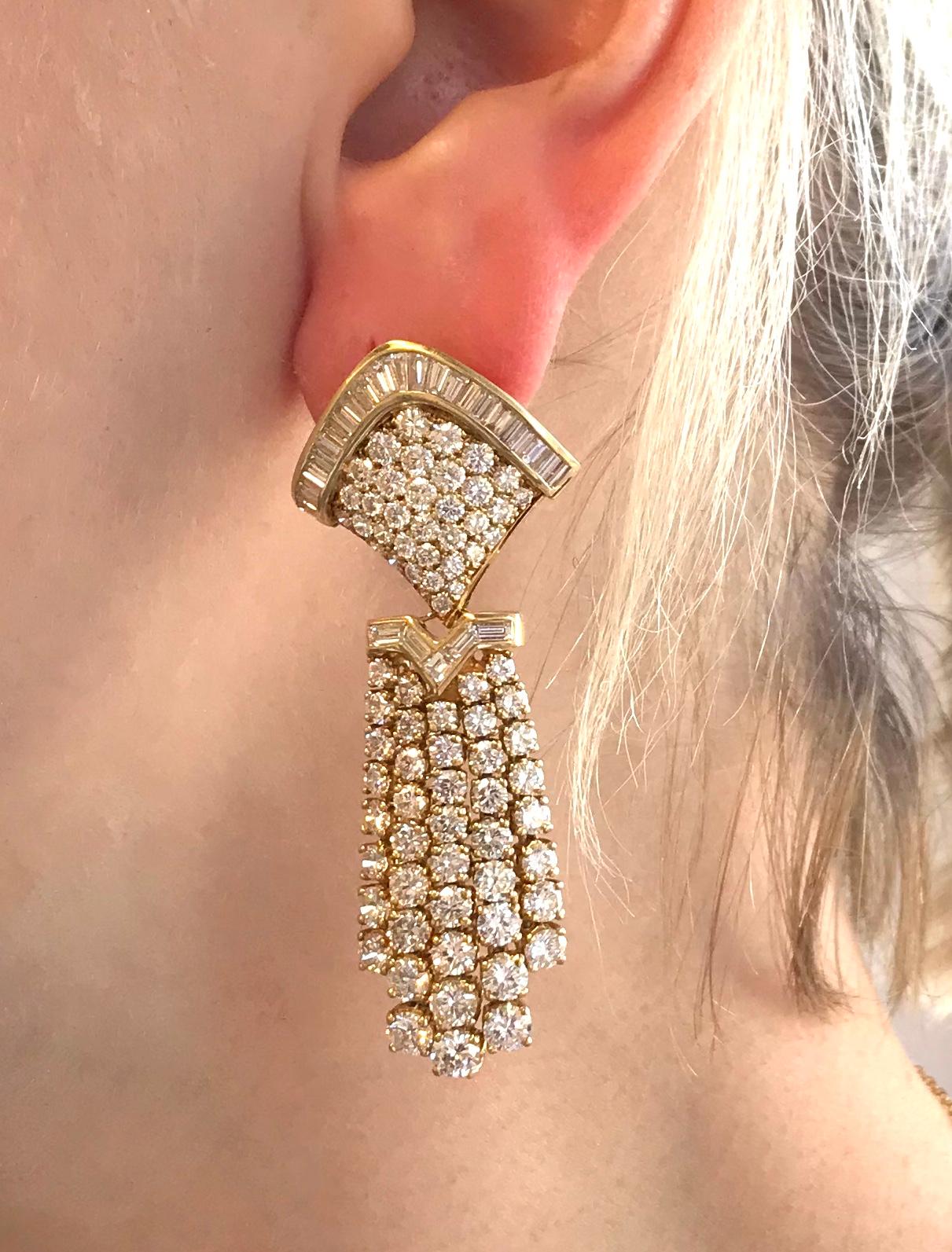 Vintage 1980s Diamond Chandelier 18 Karat Gold Earrings In Good Condition In Beverly Hills, CA