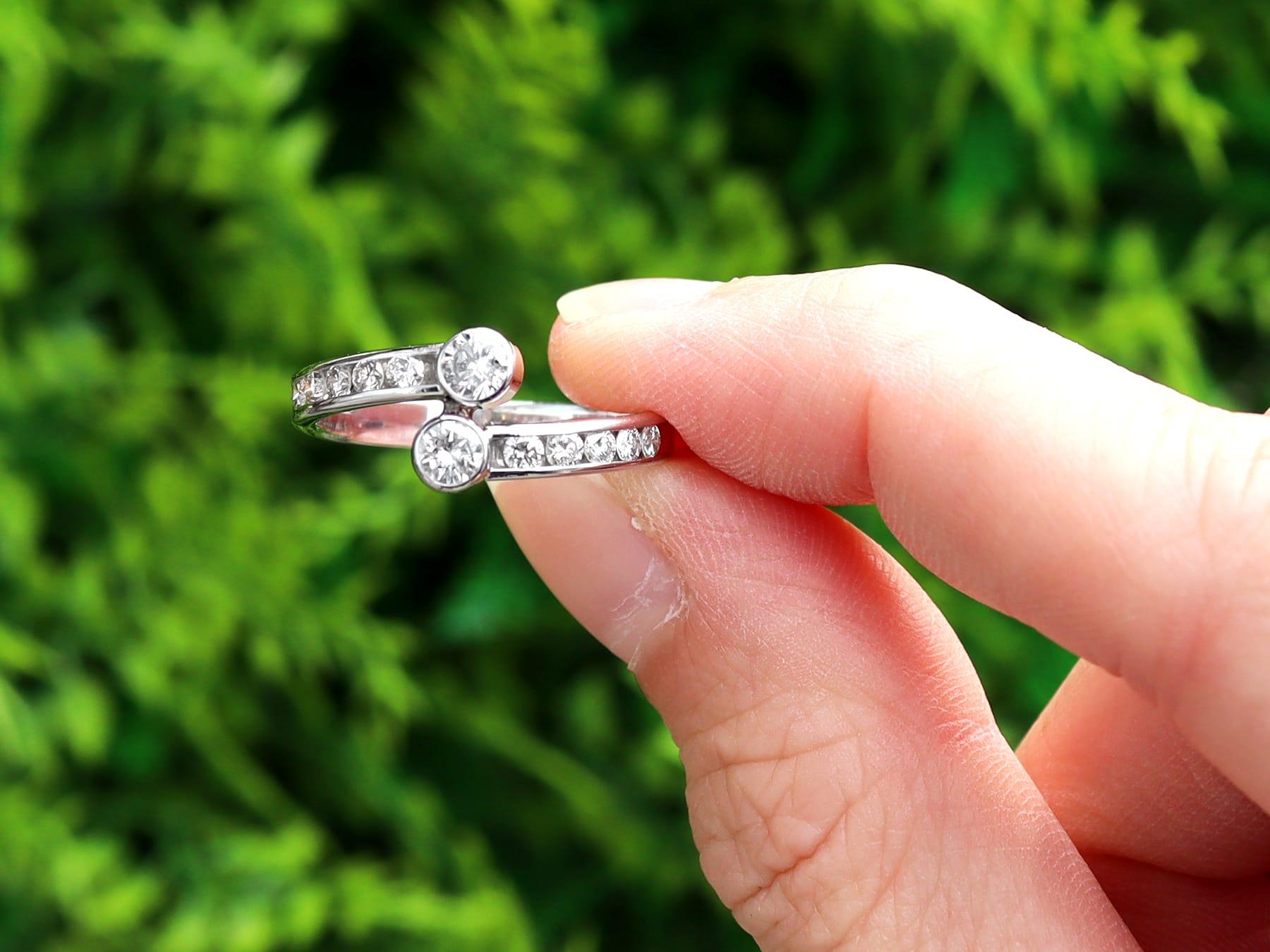 Un fino anillo giratorio de diamante de 0,50 quilates y oro blanco de 14 quilates; forma parte de nuestras colecciones de joyería vintage y joyería de herencia.

Este fino anillo vintage de diamantes ha sido elaborado en oro blanco de 14
